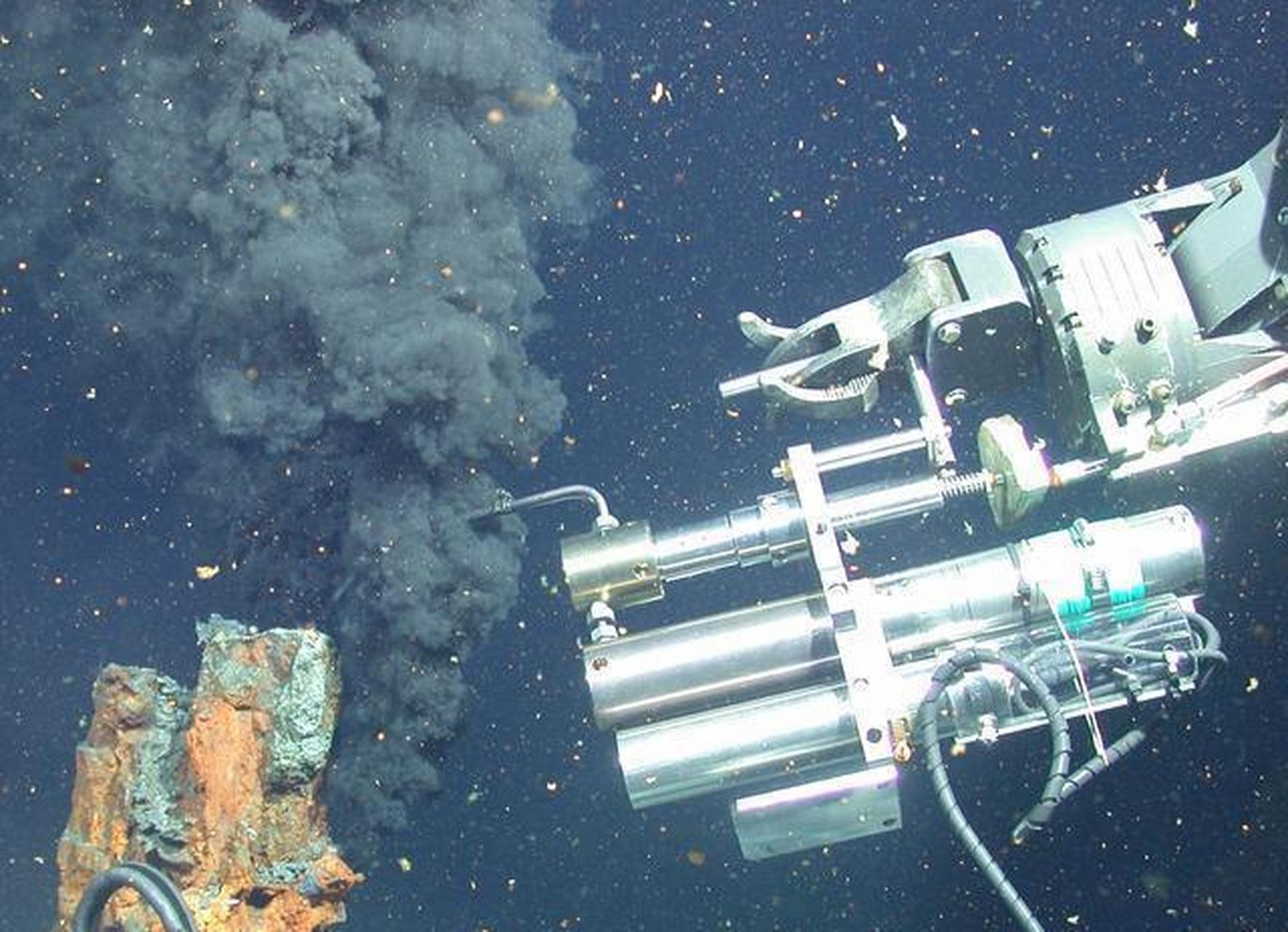 近日,美国海军参谋长迈克尔·吉尔戴海军上将在美国国会众议院军事