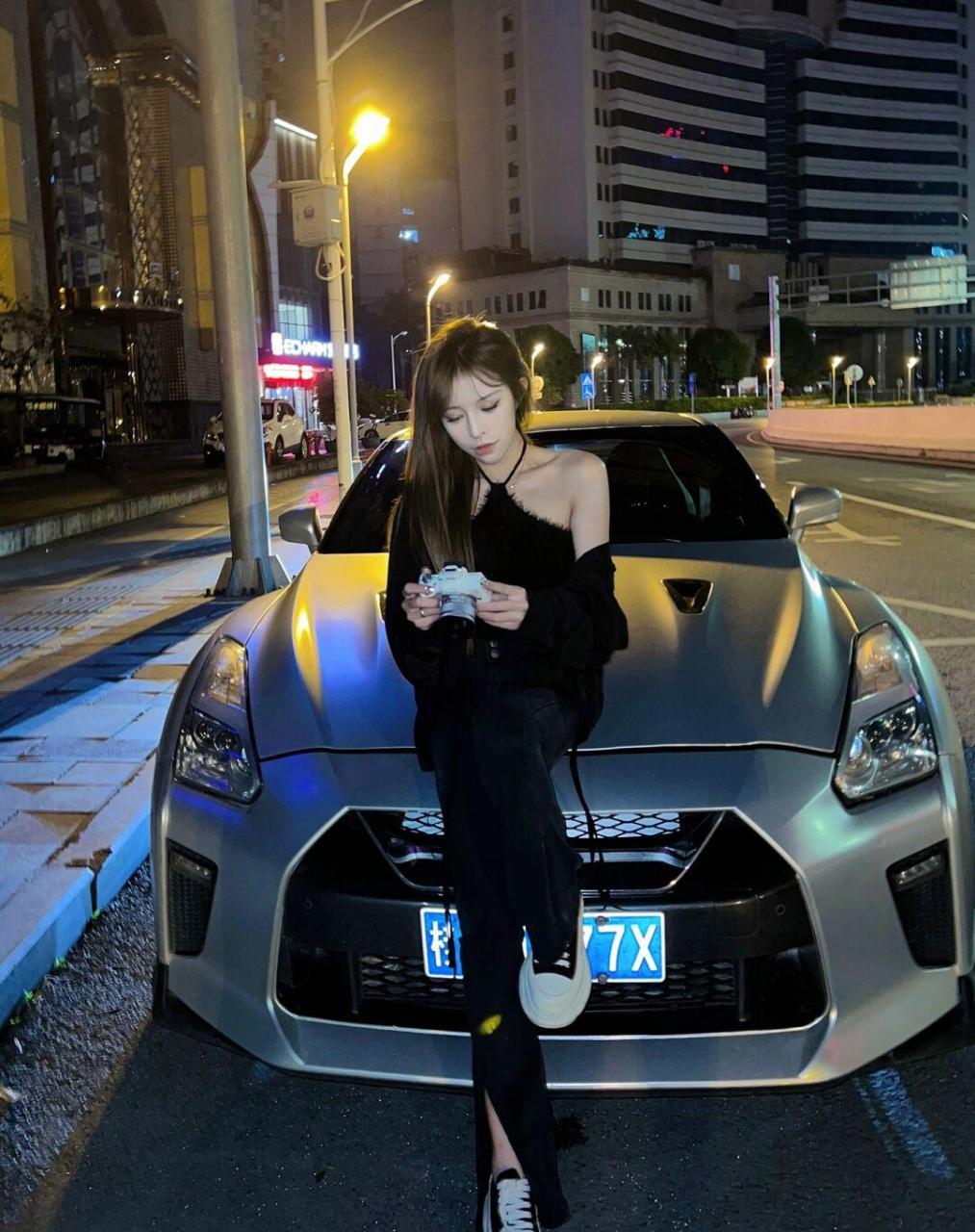 家有豪车的辣妹,黑色抹胸配长裤,美不胜收