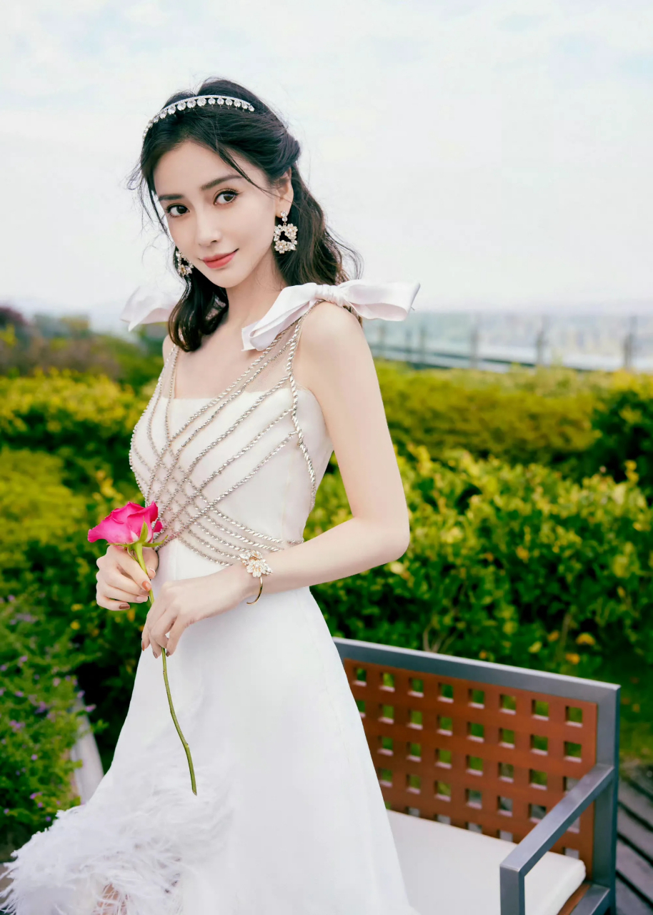 "高跟美腿,白色长裙",杨颖angelababy户外拍摄写真!