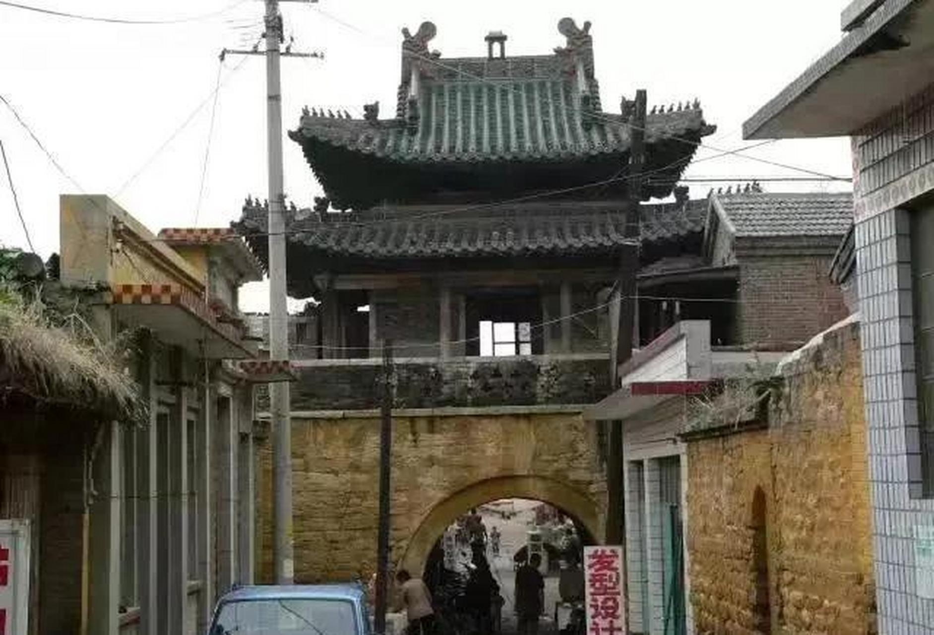 七律 咏贺进十字阁 文/范光永 高阁风霜仰伟姿,英雄抗战美名知.