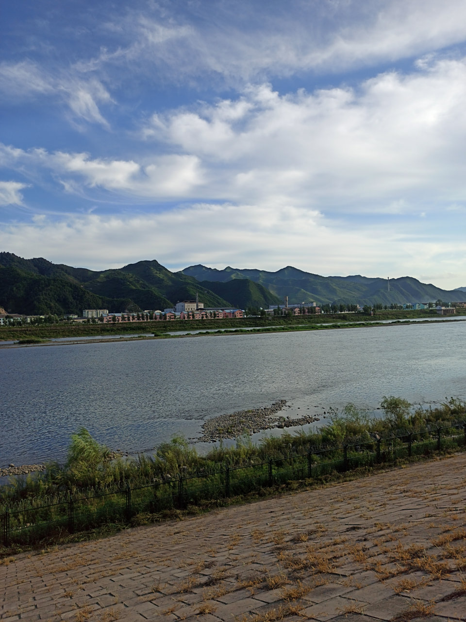 吉林集安风光,鸭绿江大堤上观看江那沿,异域风物你明白的!