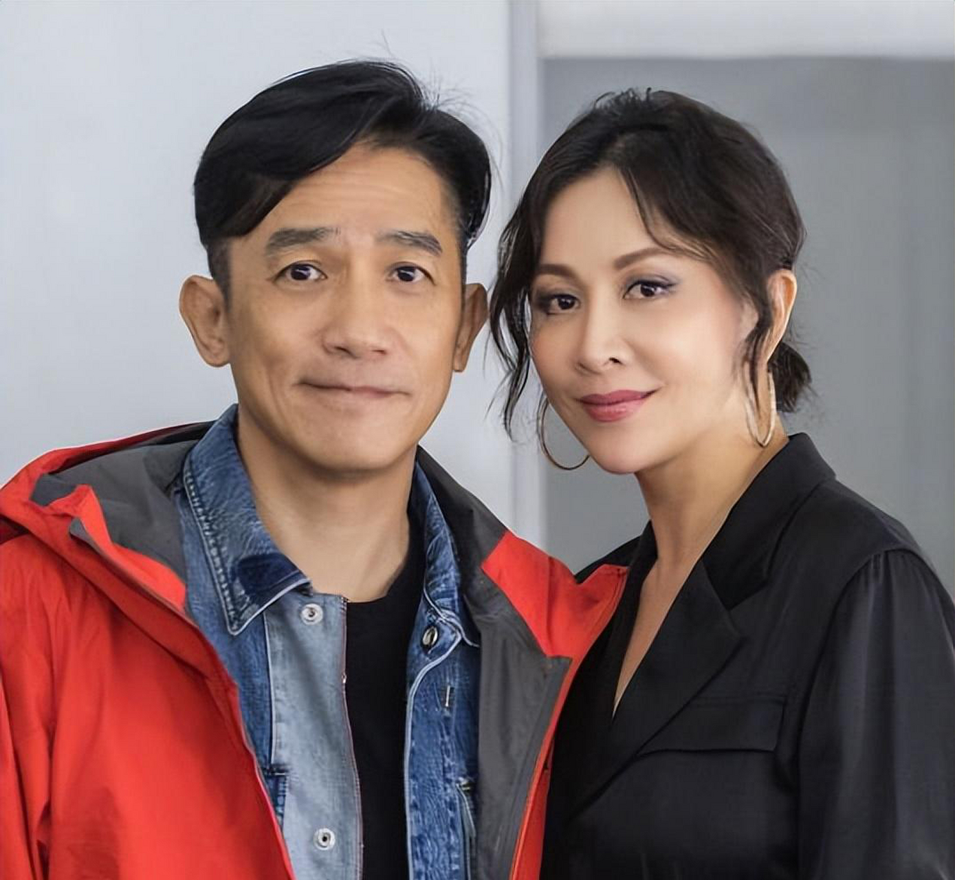 梁朝伟和王菲合影时的表情,引发网友热议 众所周知,梁朝伟是个社恐,从