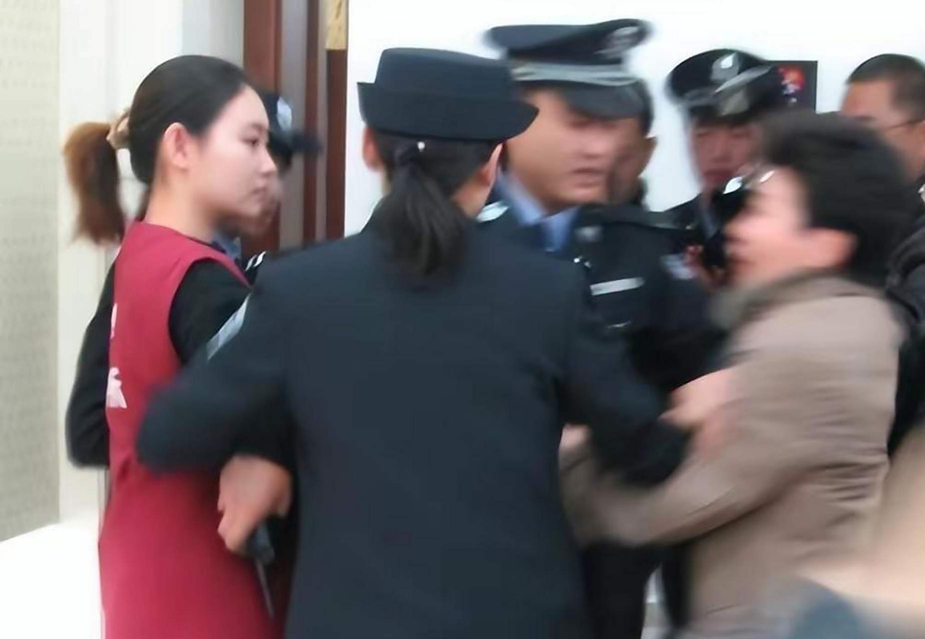 2006年,19岁的北京女模特张笑,为了给男友买保时捷,竟然选择了欺骗