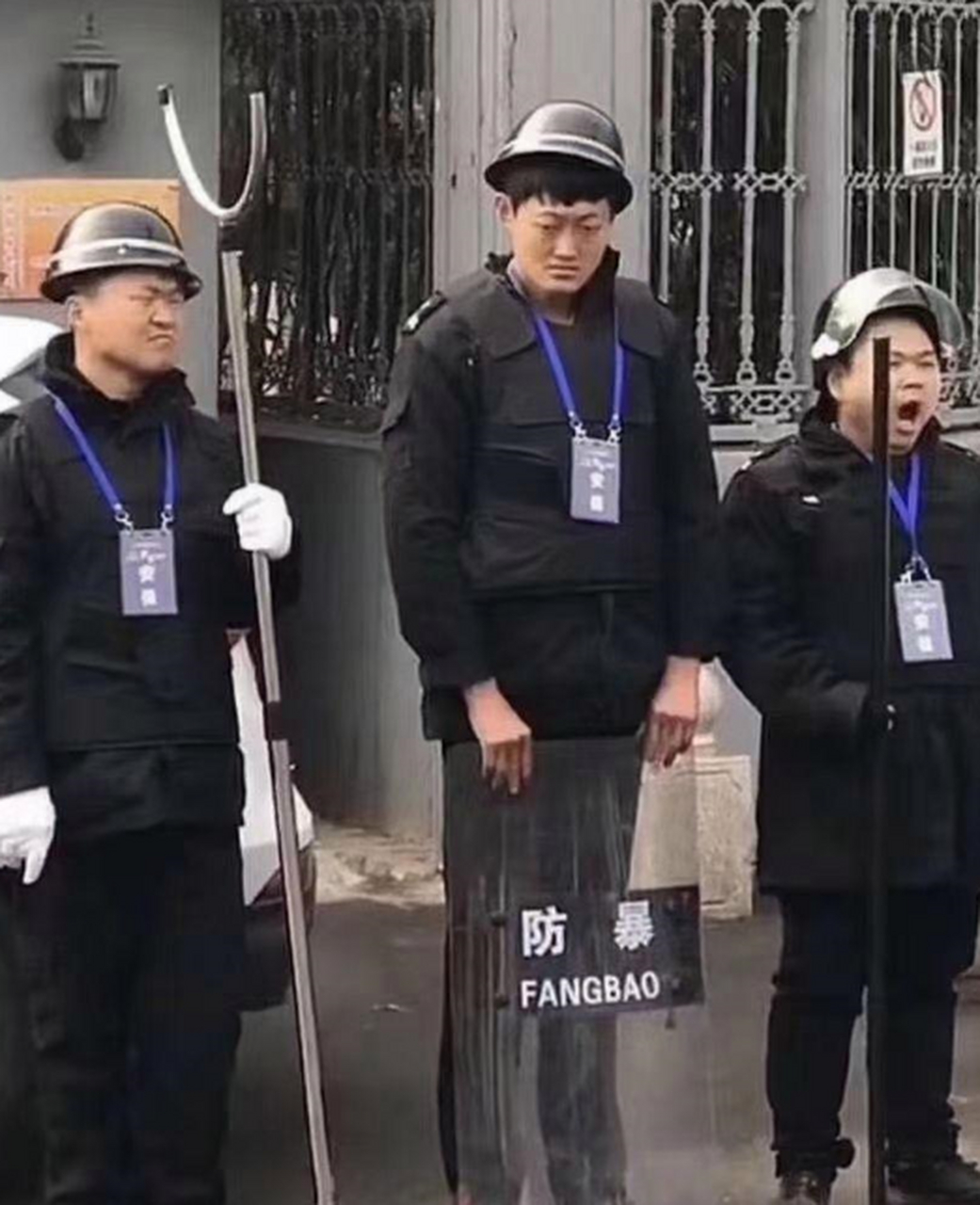 这是我们小区新招的保安,该给他们发多少工资?
