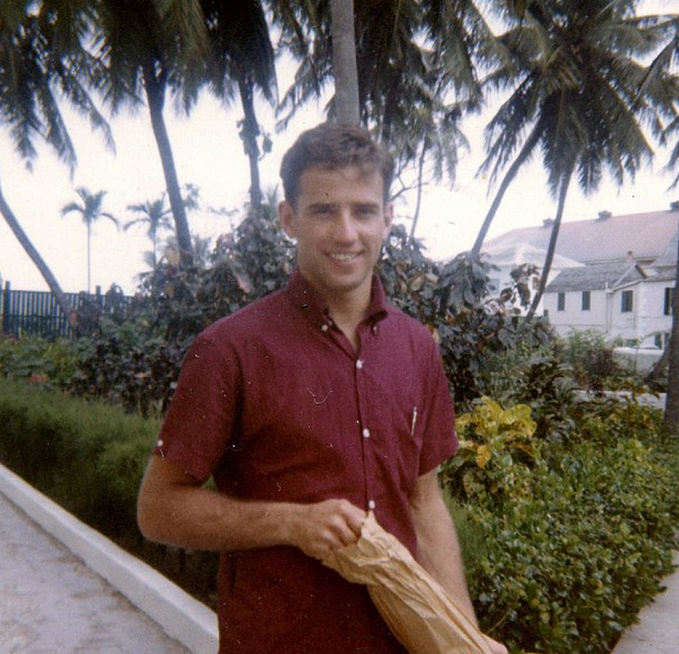 美国总统·拜登年轻的时候也是个帅气的小伙子,很多人说他长得像