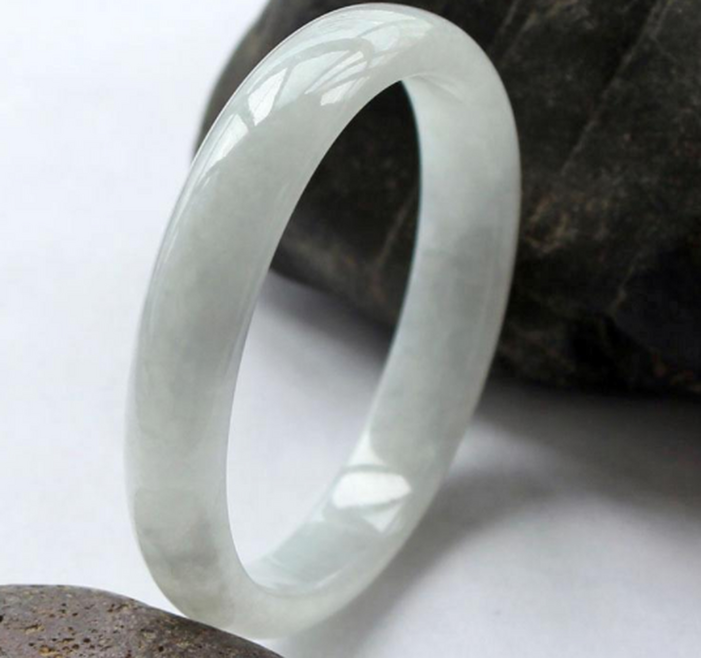 白灰色翡翠手镯 一般来说,冰糯种的白灰色手镯的价格都是比较高的.