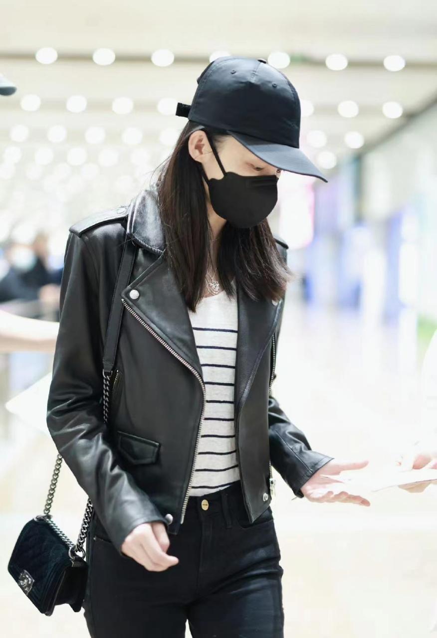 李沁穿机车皮衣走机场,搭配小黑裤又a又飒,身材凸显得淋漓尽致