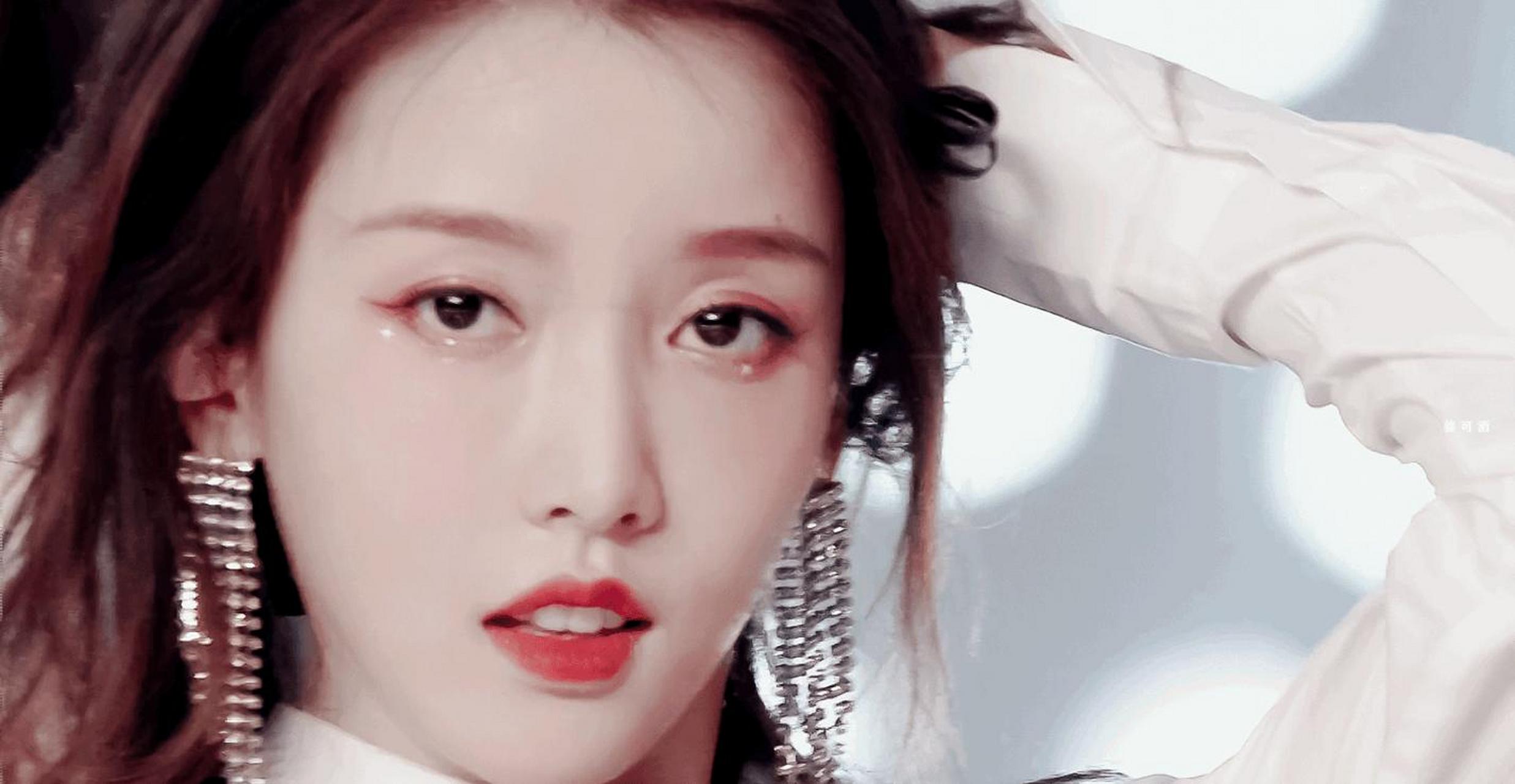 gif创作人# 看跑男发现一个漂亮妹妹,姜贞羽的民国造型,两条麻花卑篌