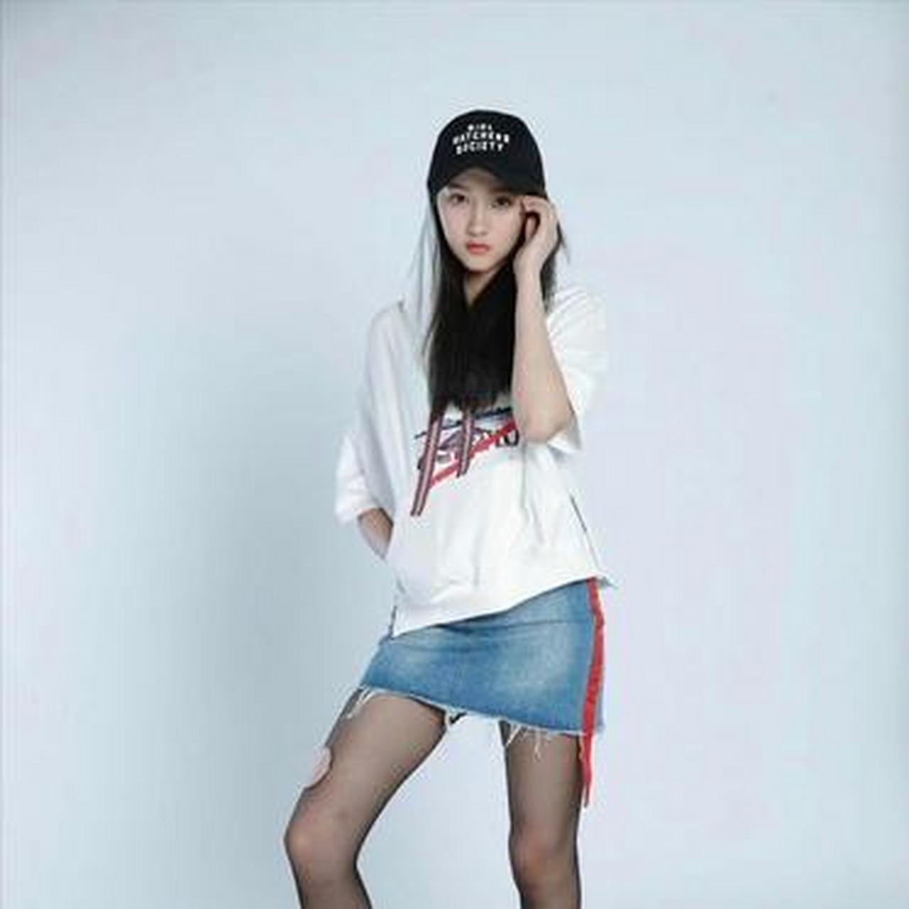 关晓彤穿的破洞丝袜,难道这是时尚?