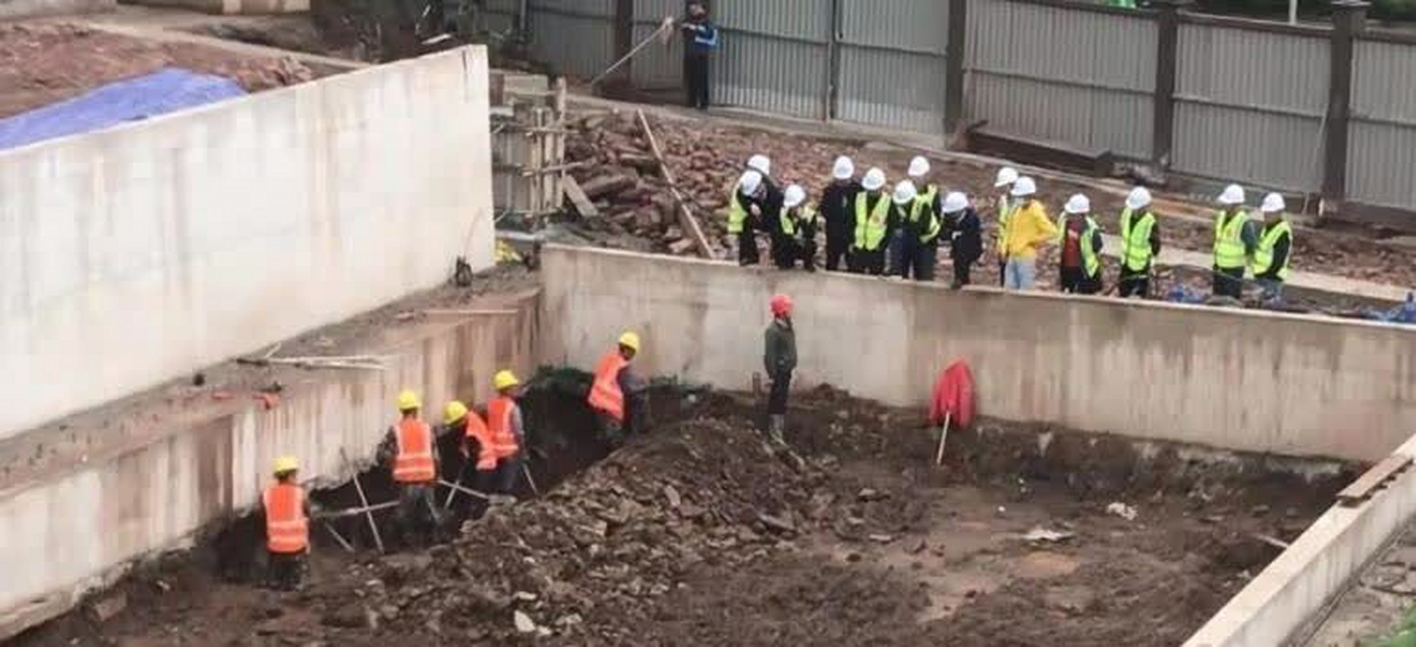 看到这一幕,白帽子看,红帽子指挥,黄帽子干,日子不好过[偷笑][开心]