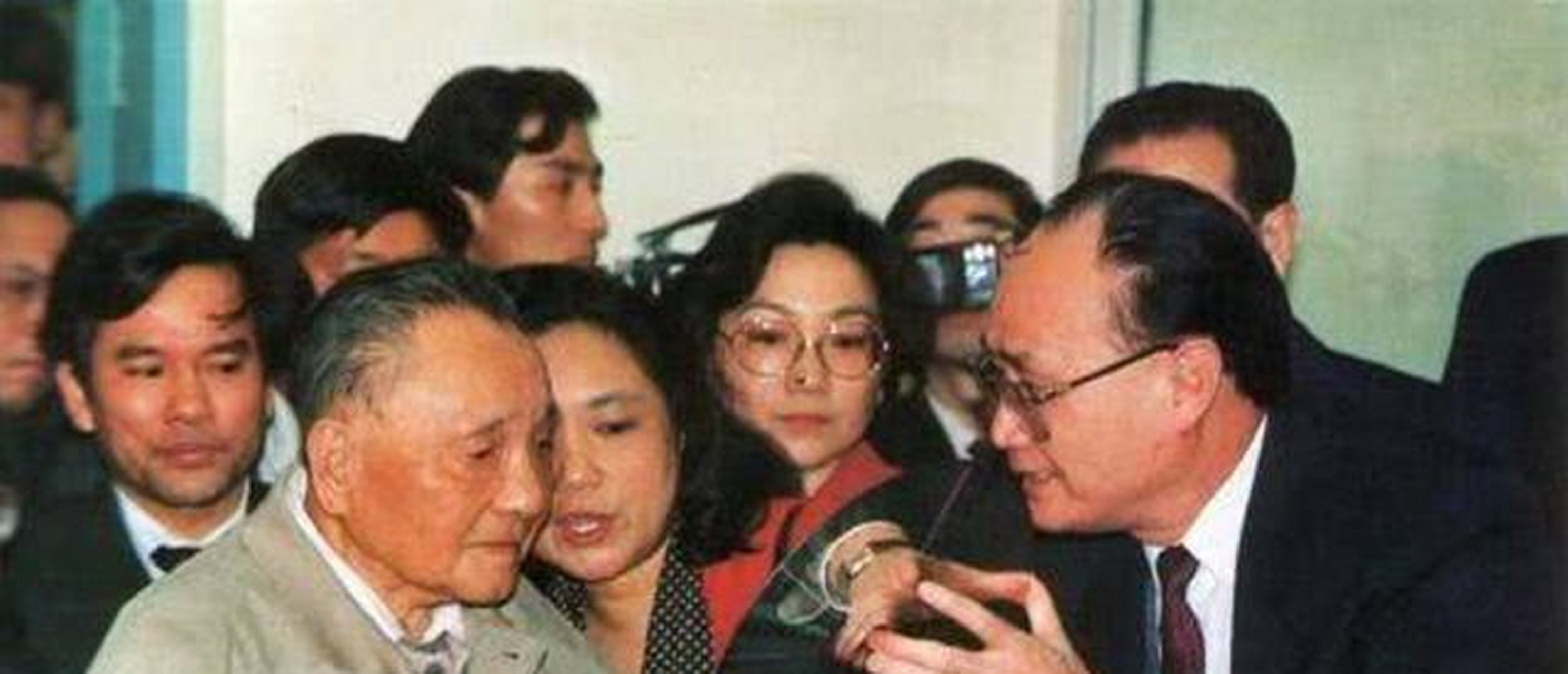 叶华明在兄弟姐妹中排行第四,与大多数革命先辈的后代一样,他的童年