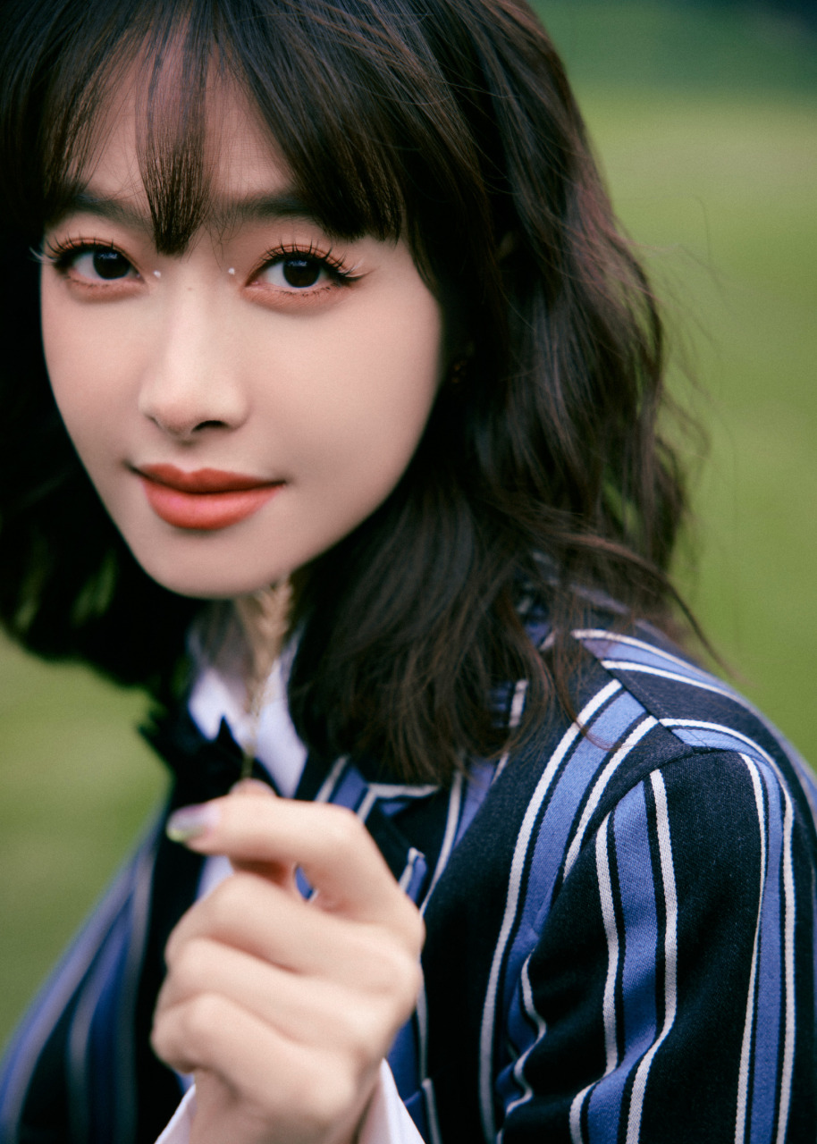 宋茜的一组美照曝光,她身穿蓝黑拼色竖条纹西装搭配半身长裙,披及肩