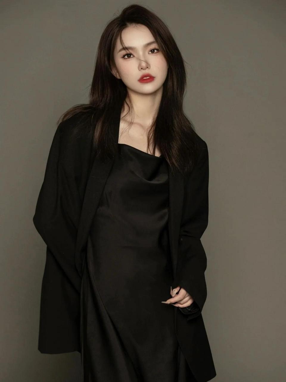 小黑西装极简纯欲风写真