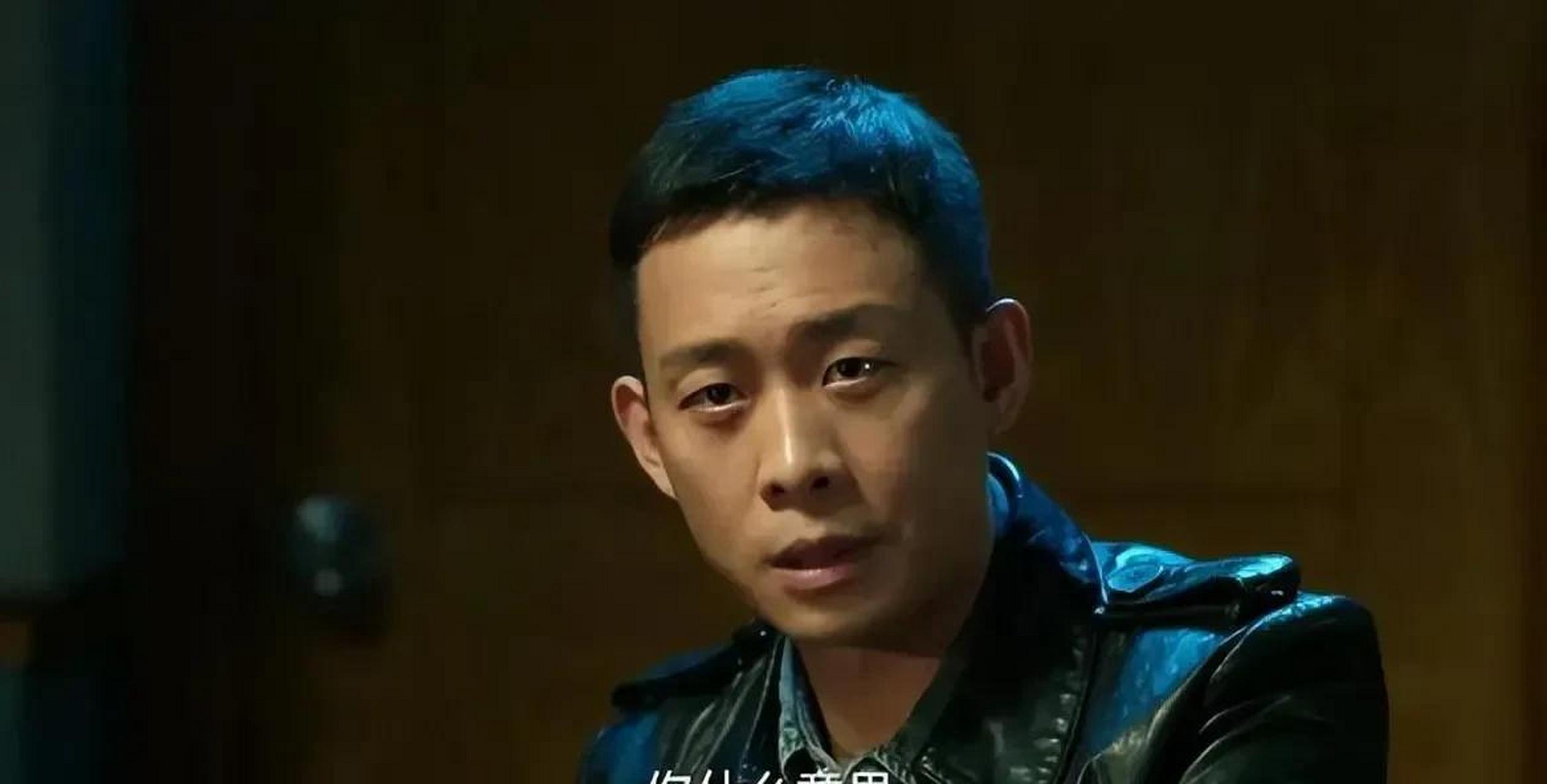 在照片中,他和19个人一起走在路上,来到一辆车前,他们立即围成一圈.