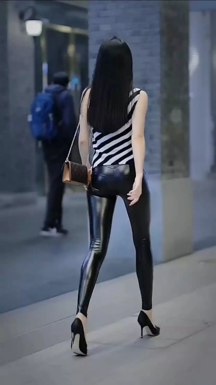 靓丽美女紧身黑色皮裤与高跟鞋的穿搭,完美诠释优雅气质,简约大方