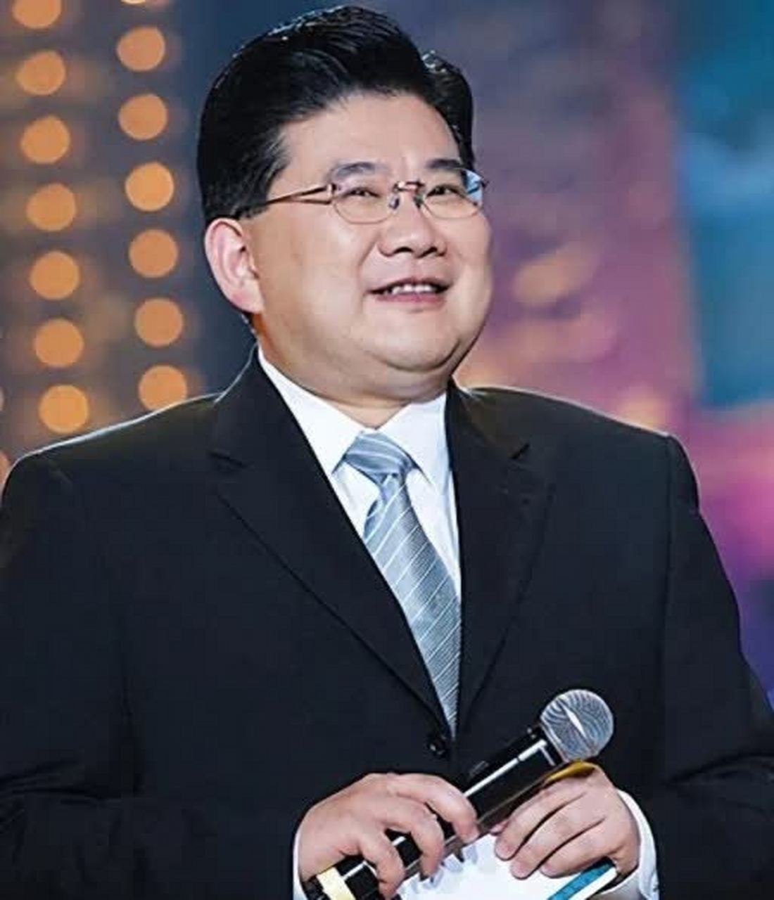 曹可凡曾经是一位备受争议的主持人.