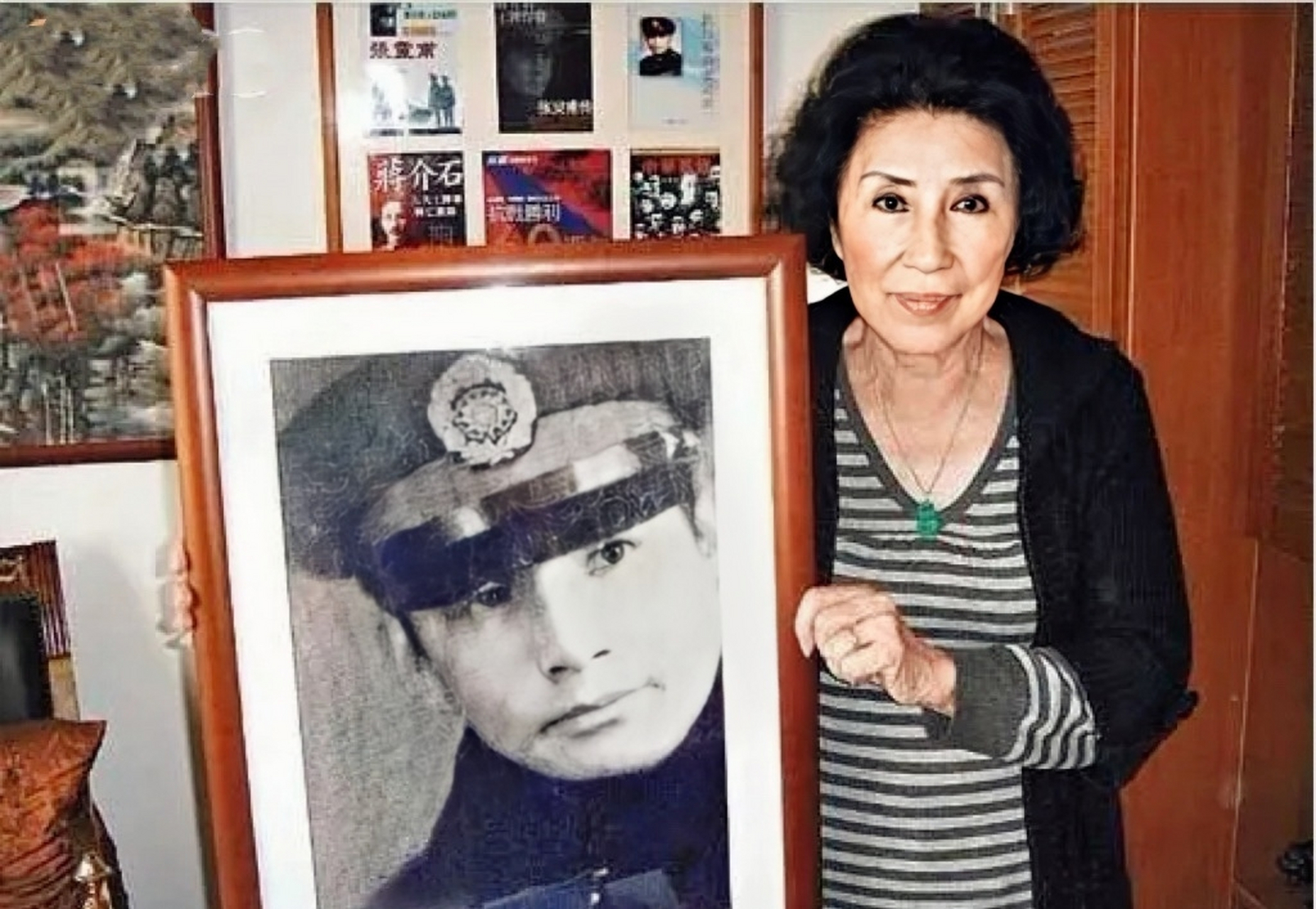 1949年,这张合影中的女子是张灵甫的妻子王玉龄,当时年仅17岁.