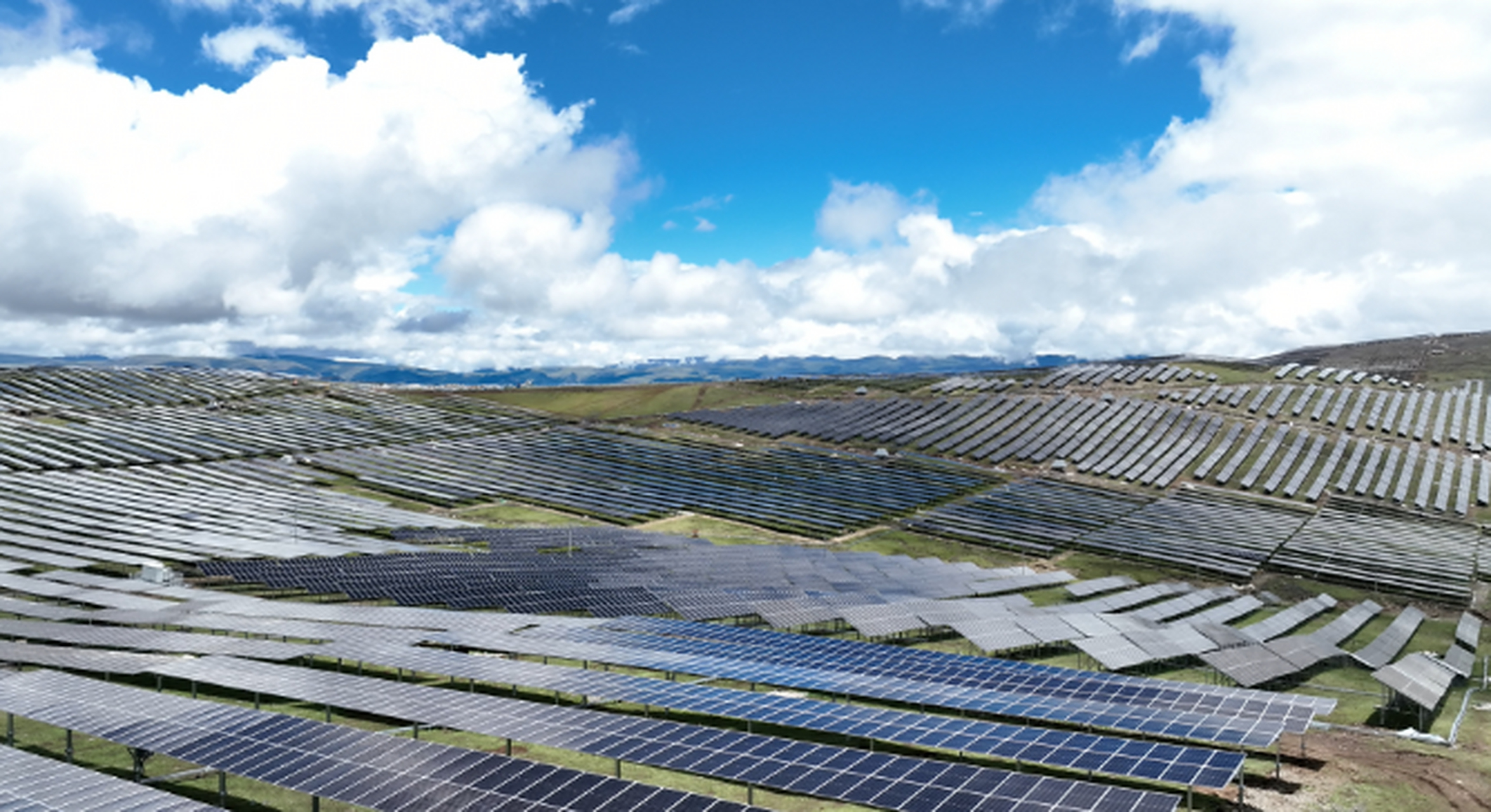 目前,位于四川省甘孜州的柯拉一期光伏电站已并网发电,这标志着全球首