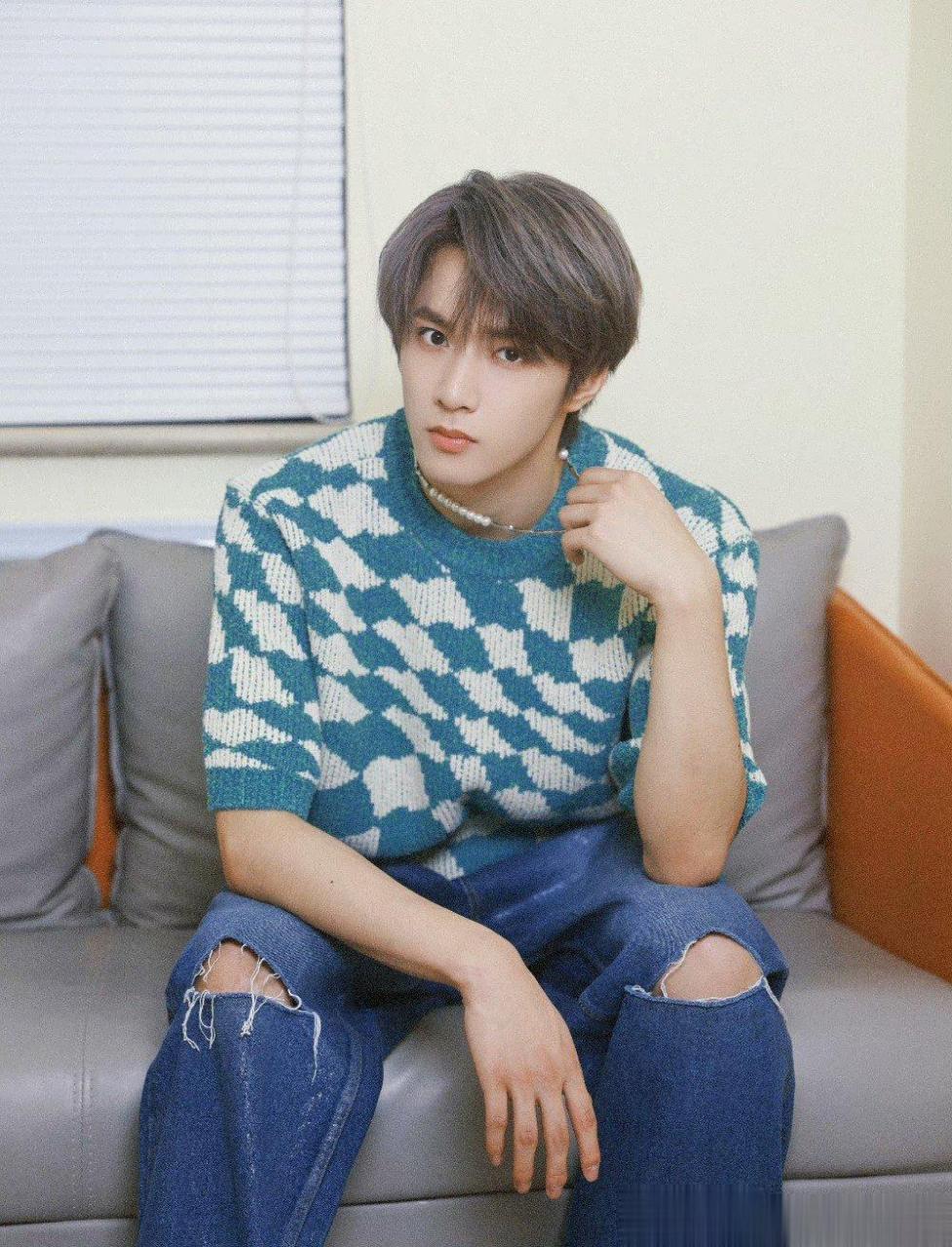 刘耀文抓项链拍照  刘耀文蓝白格纹毛衣  啊啊啊好帅啊啊