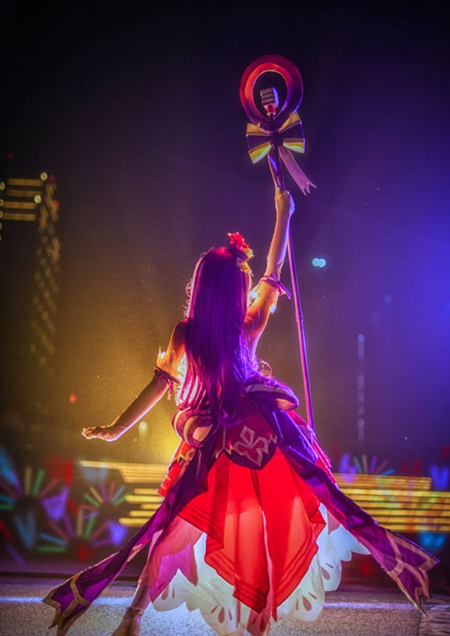 cos秀#偶像歌手版《王者荣耀》"王昭君"闪亮登场,非常时尚的"偶像"