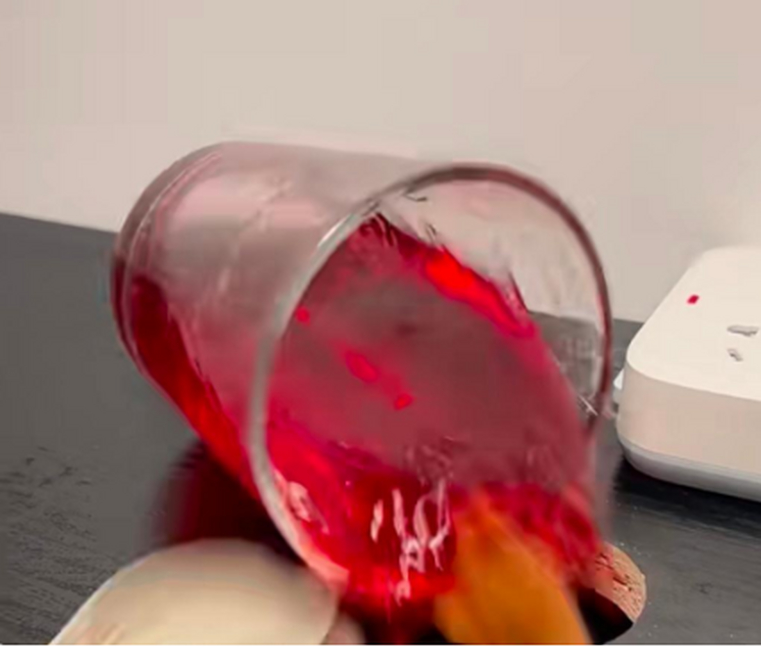 这逆子!又打翻我的饮料