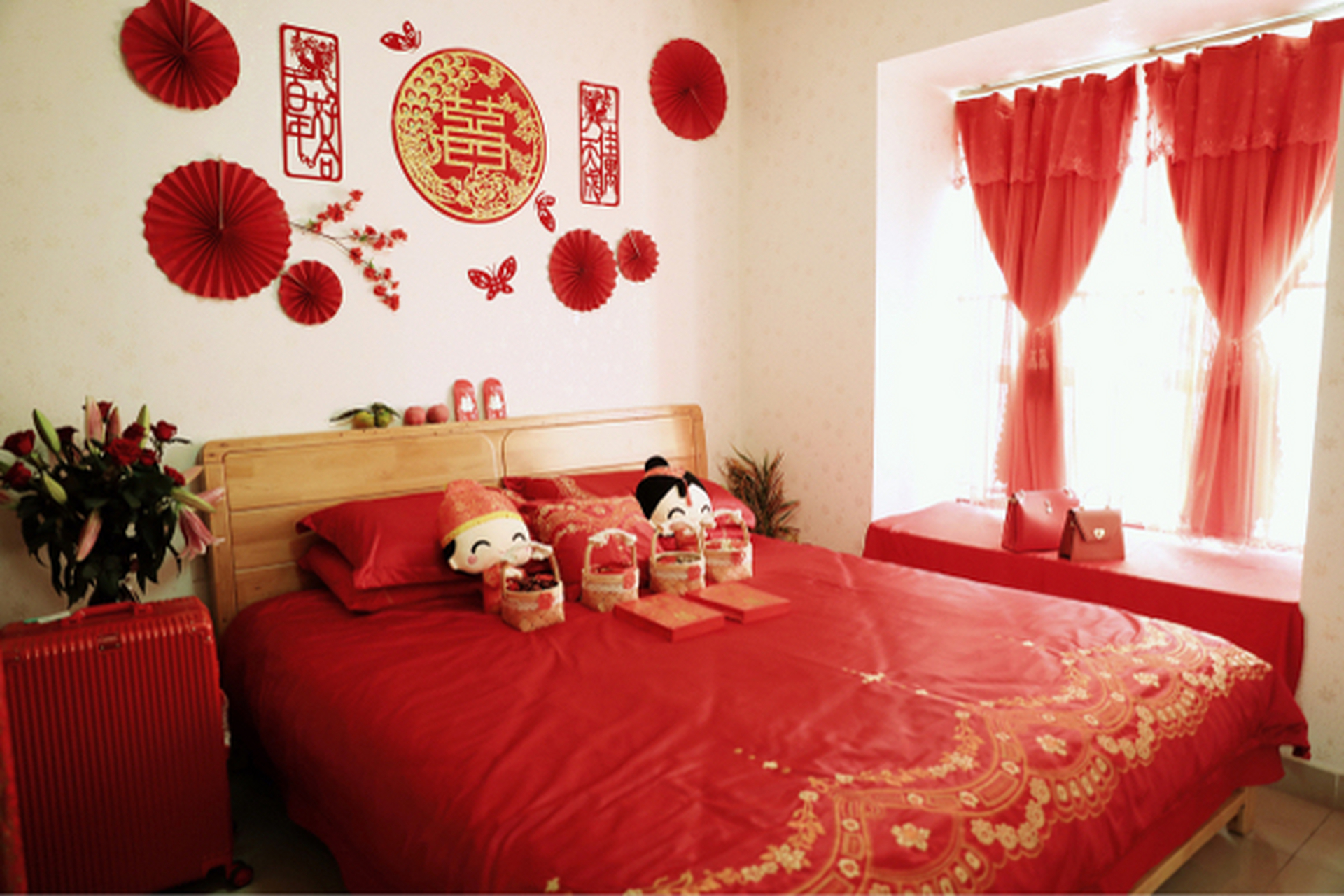 中式婚房布置,无气球,好清理好出片 我们婚房布置还挺简单的,买了挺多