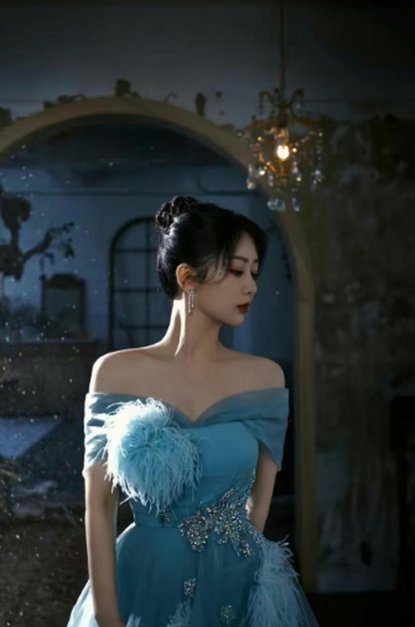 杨紫穿蓝色公主裙给人唯美浪漫的感觉,真的是美出圈了,爱了,爱了