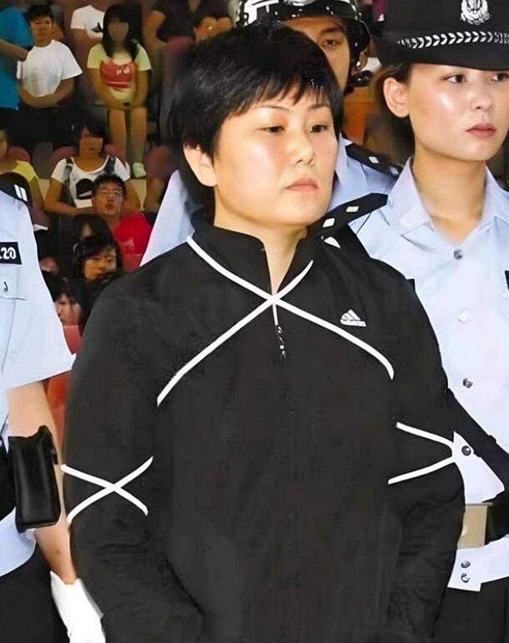 2010年,长春公判大会,女毒贩屈孝湘被判处死刑,待大会结束,他们一行几