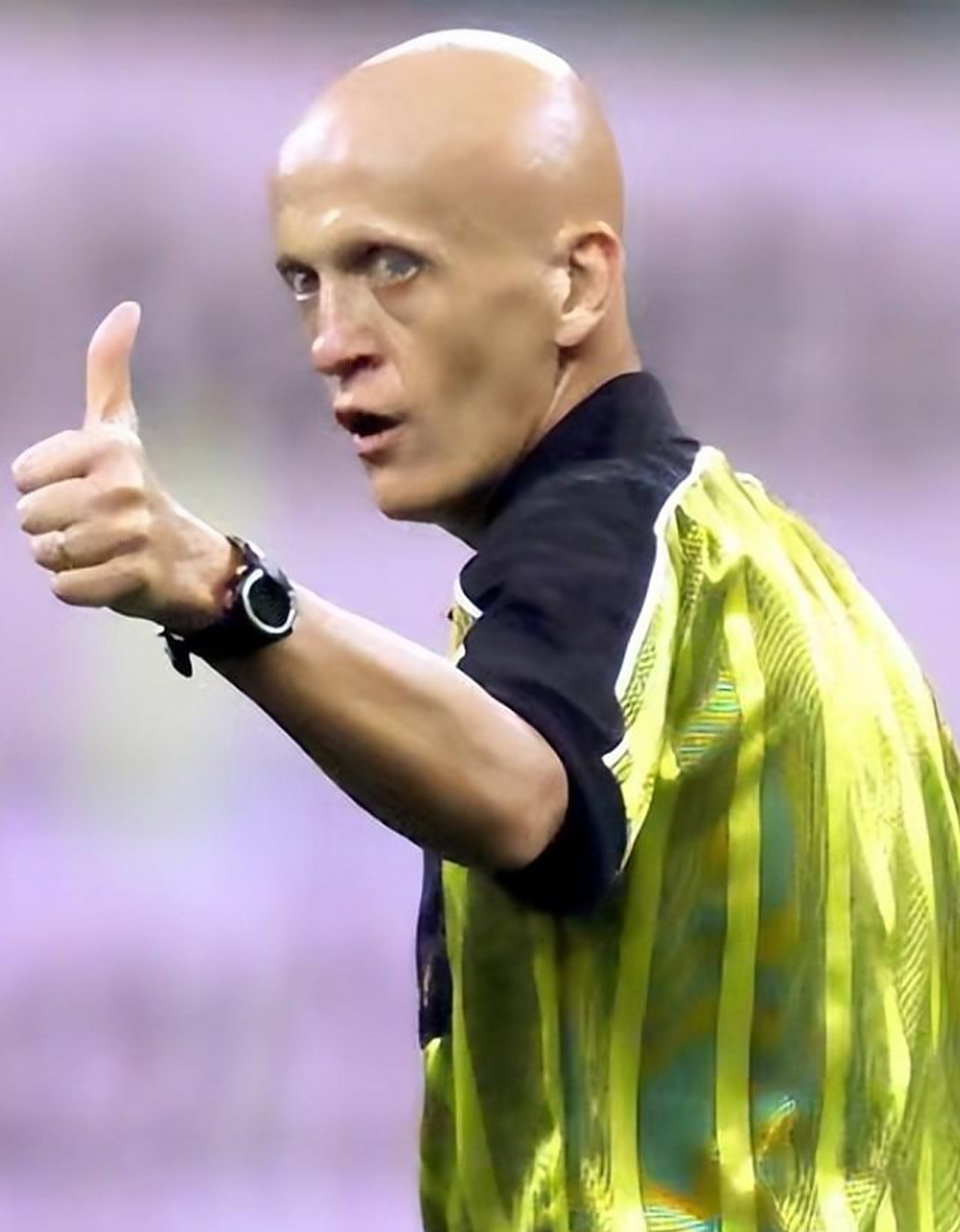 —光头裁判科里纳 卡塔尔世界杯赛场的贵宾席