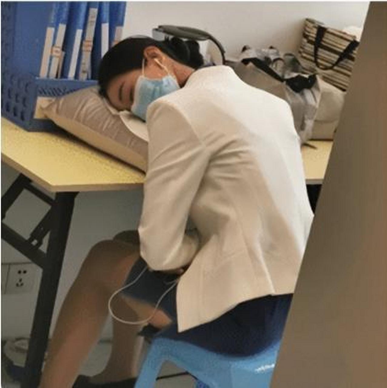 "公司刚入职的同事,第一天上班就打瞌睡,我要不要提醒一下她?