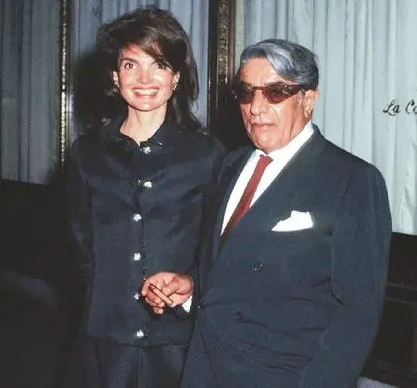 美国前总统肯尼迪被刺杀后,他的夫人杰奎琳·肯尼迪在几年后嫁给了