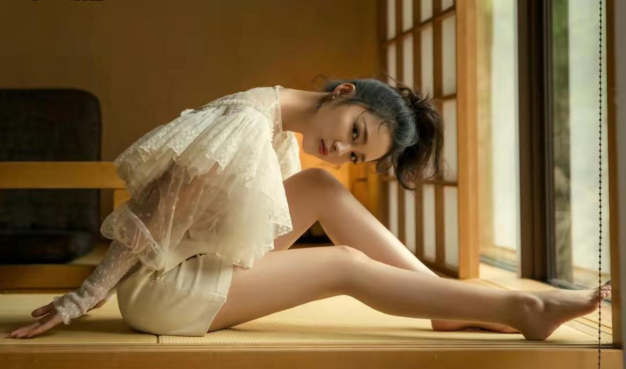 李沁青春感满分,身穿白t恤搭配彩色短裤亮相,大长腿抢眼又抢镜