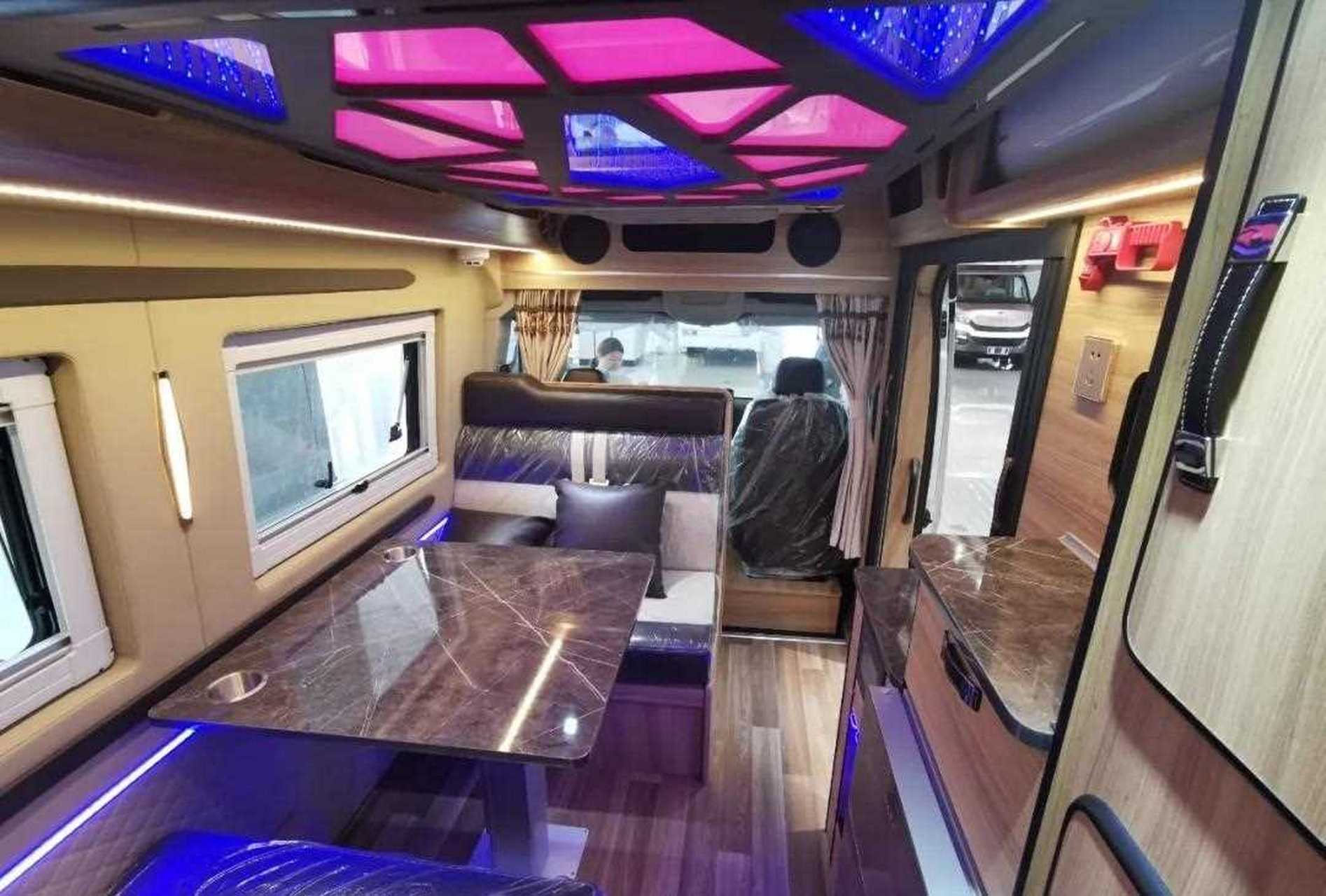 710上海房车展顺之旅v90商旅b型车的车身尺寸为594*2*278m,搭载最新的