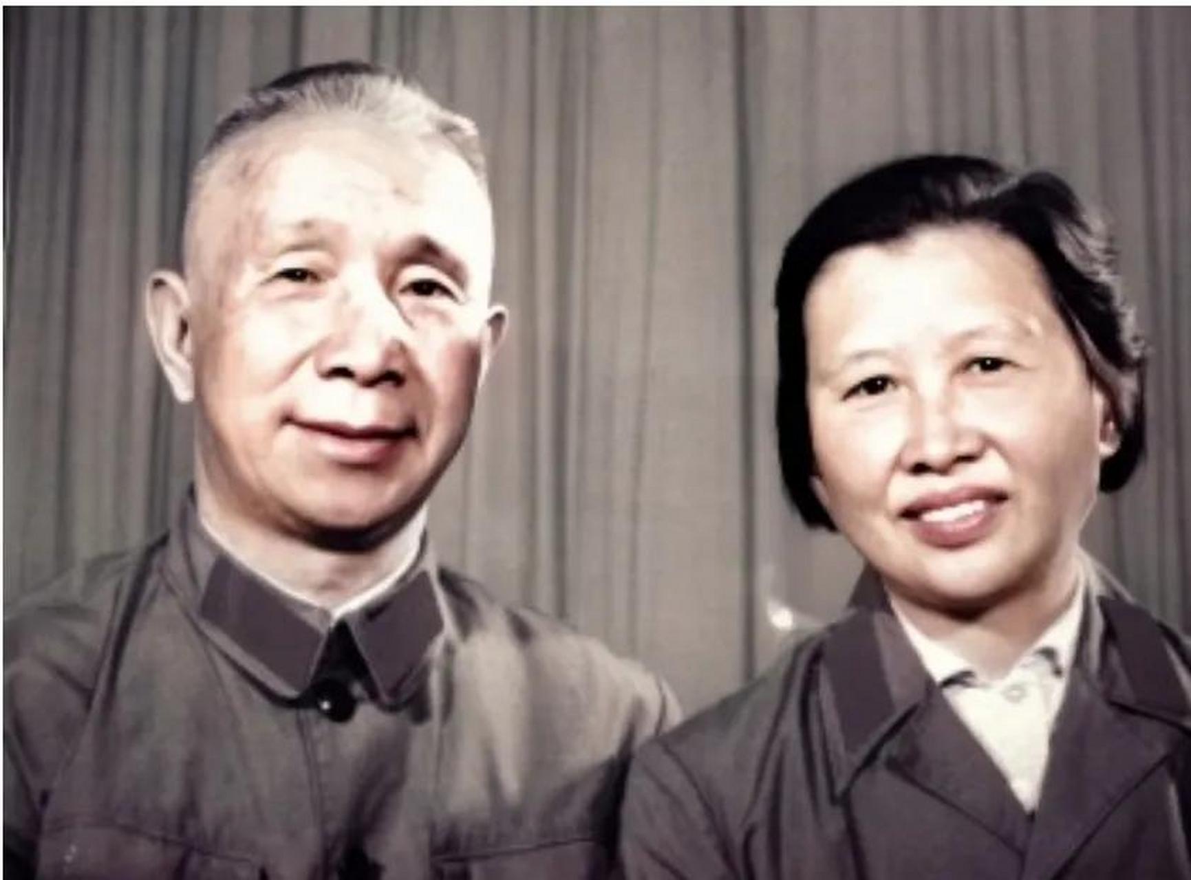 粟裕和楚青携手四十三载,爱情故事既单纯又热烈真挚,期间也夹杂着波折