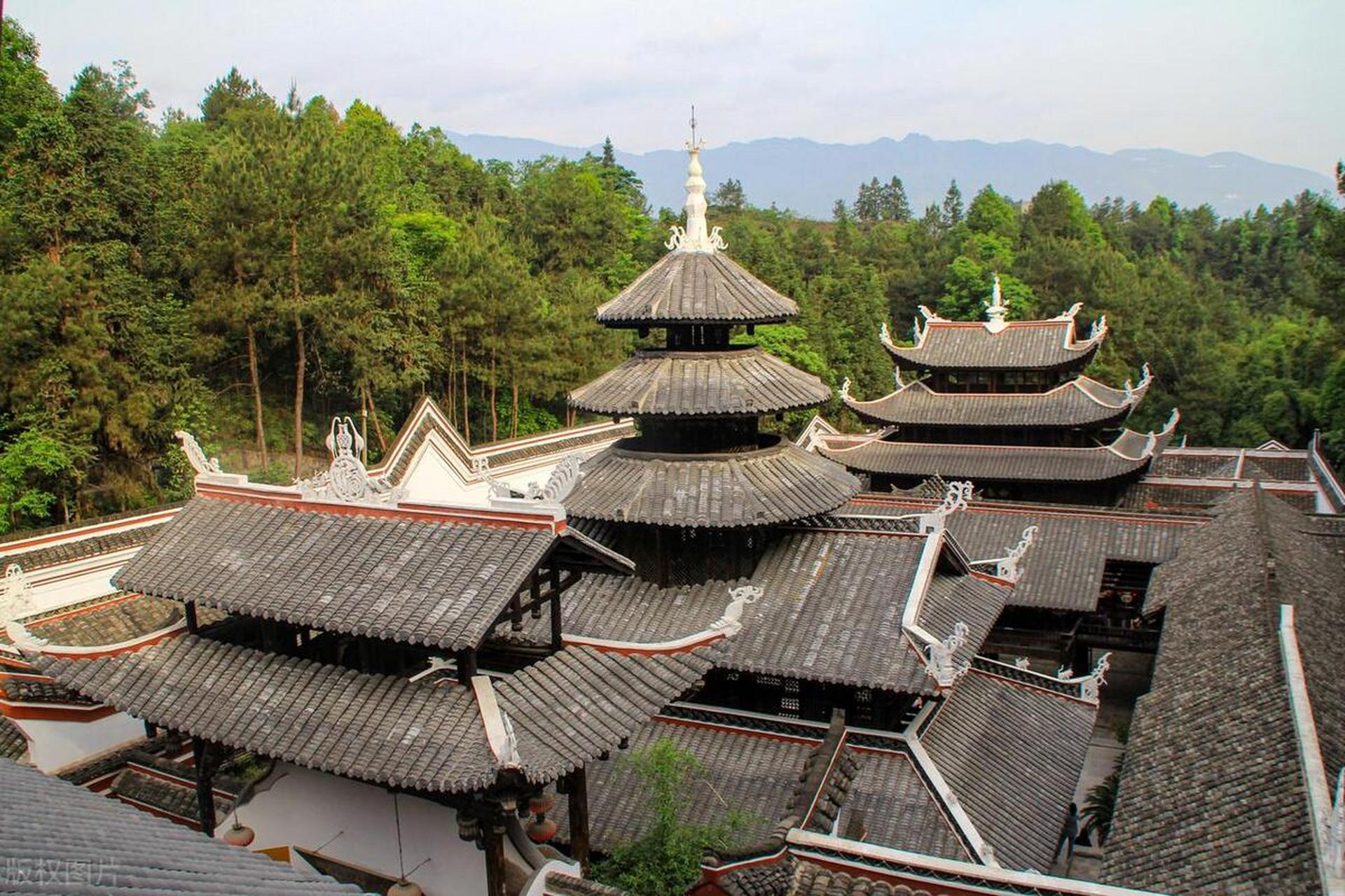 小小的恩施,竟藏着众多震撼的风景  地处湖北西南的恩施,这里崇山峻岭