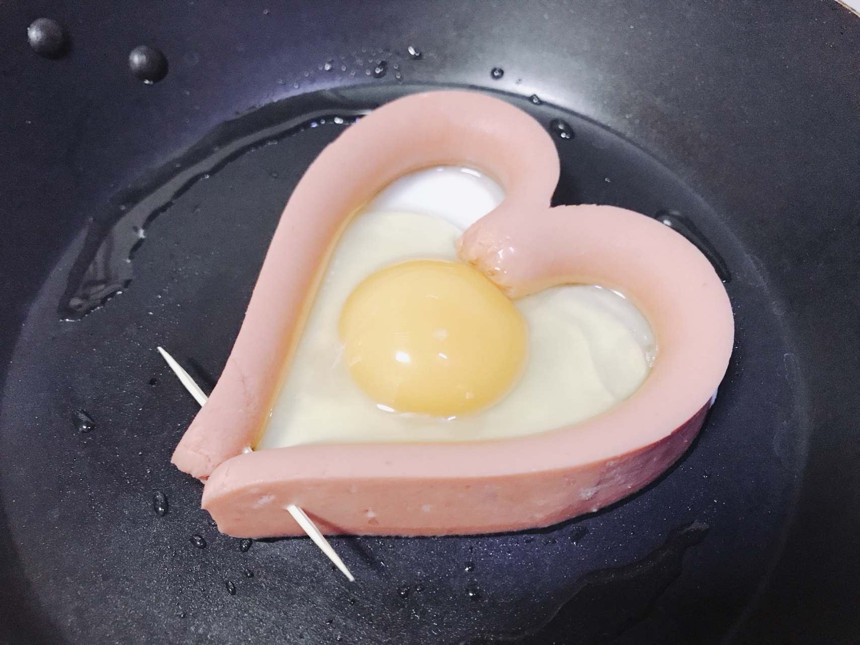 爱心火腿煎蛋 宝宝喜欢的简单快手早餐  爱心火腿煎蛋宝宝喜欢的简单