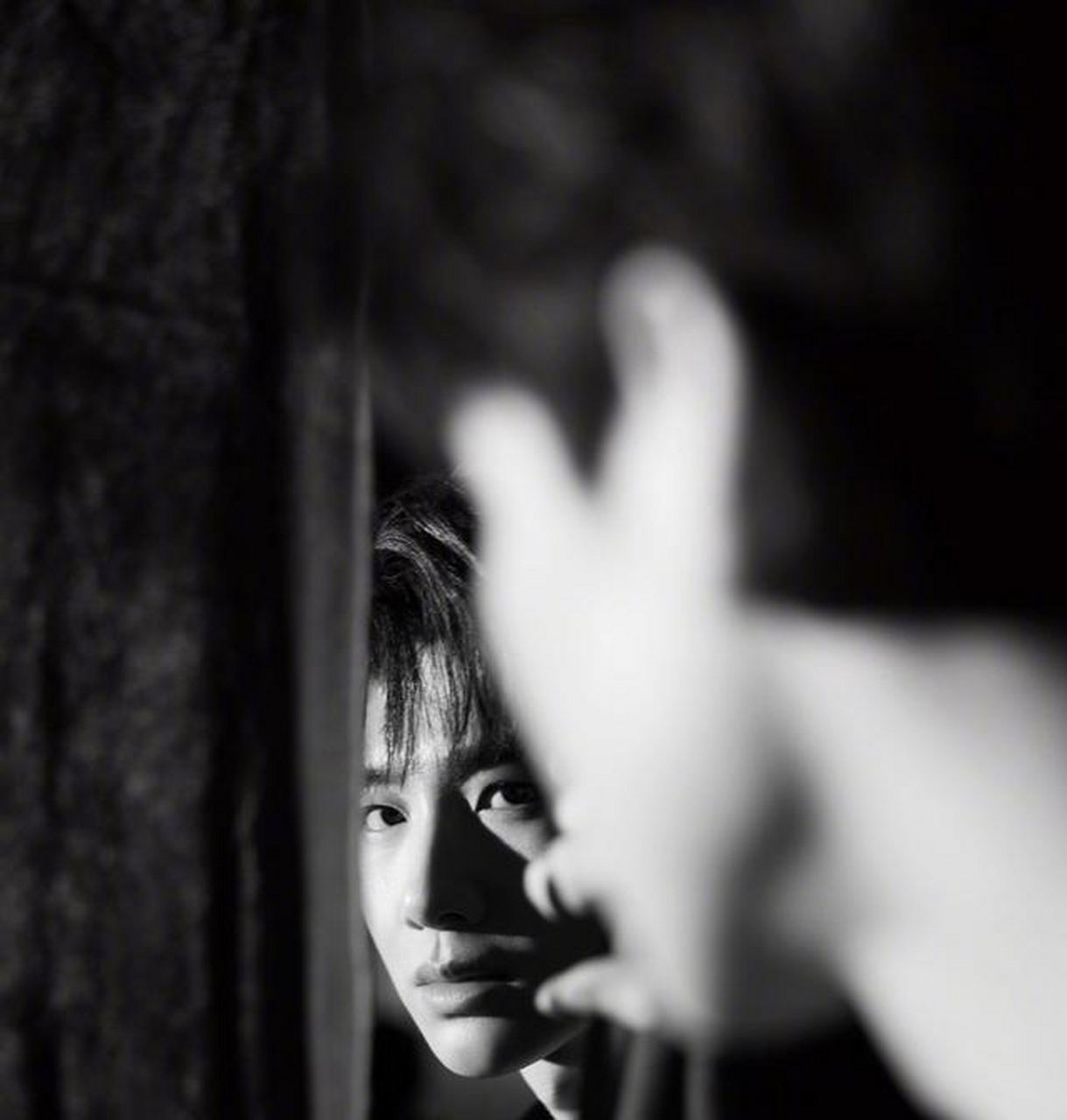 白敬亭黑白虚实大片,背景为虚,帅哥为实,化身氛围感清冷贵公子