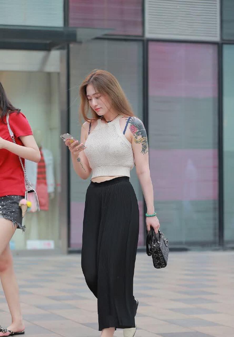 全身多处纹身的女人,个性十足,你敢撩吗?