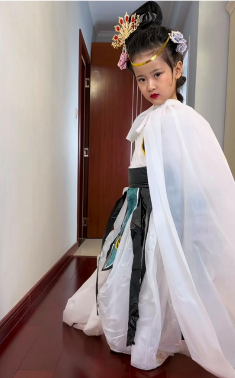 孩她姨用塑料布做的儿童版的白骨精的衣服
