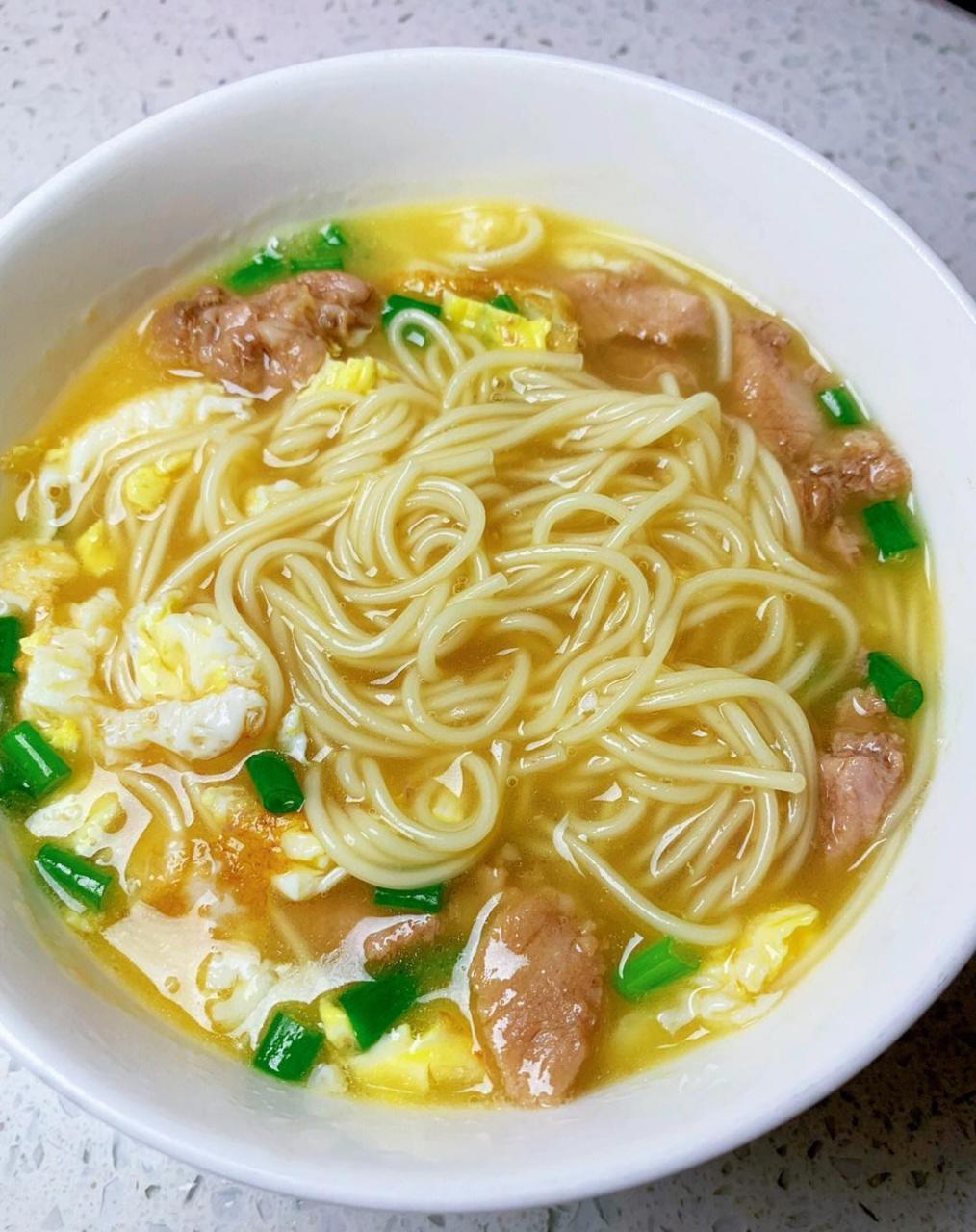 今天的大骨肉汤鸡蛋面真的不要太香哈～![鸡蛋]今天的肉汤好香!