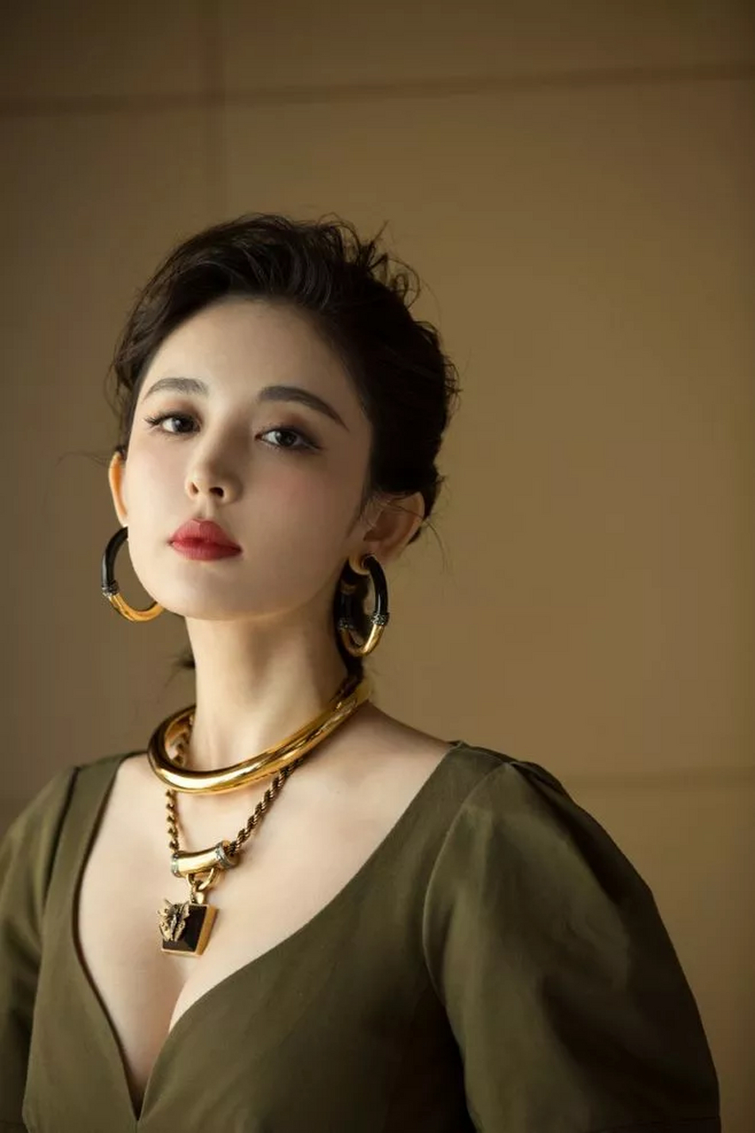 迪丽娜扎真的是太美了,身材又好,不知道以后会嫁给谁.