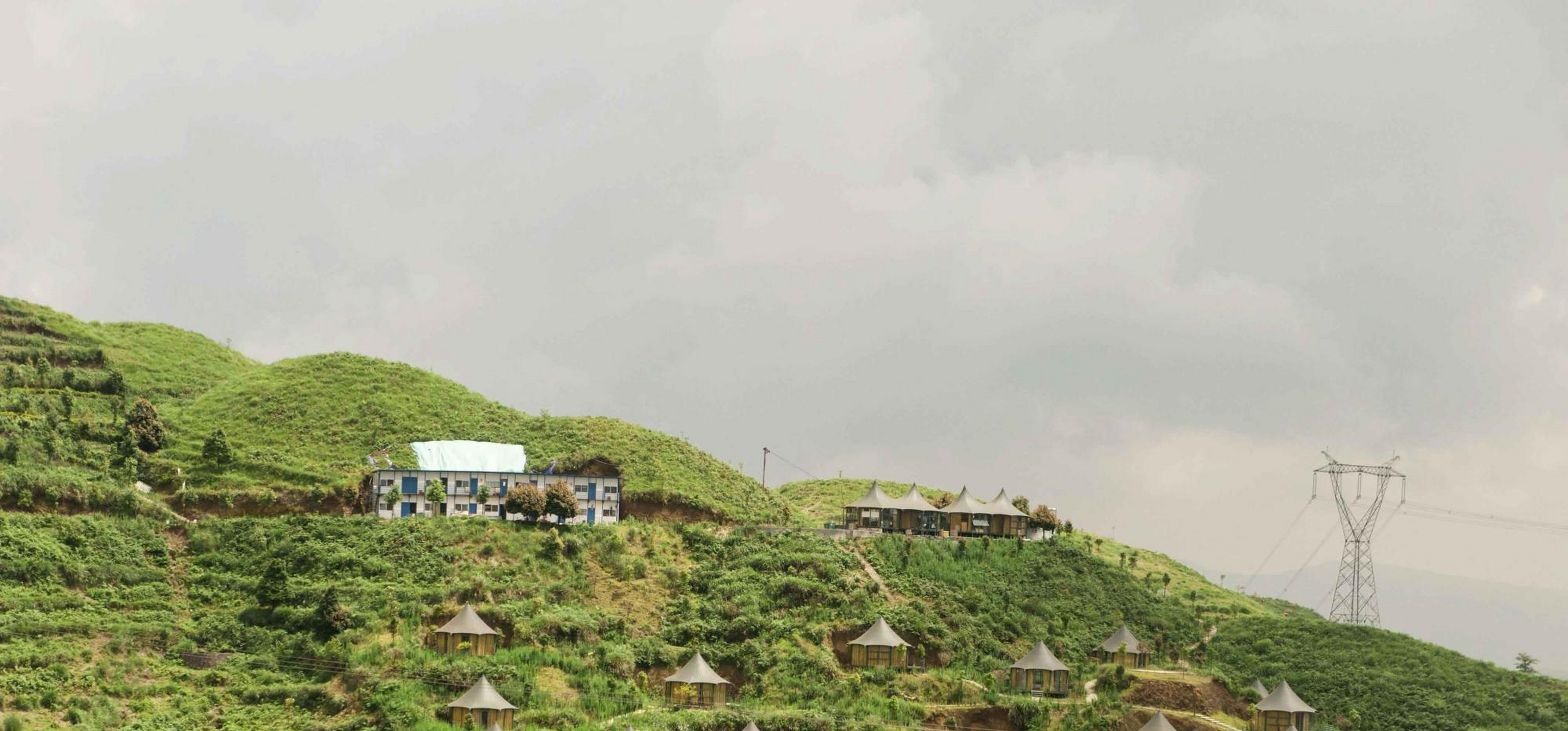 站在晴隆山上的"二十四道拐"观景台上,能观赏到二十四道拐的全景.