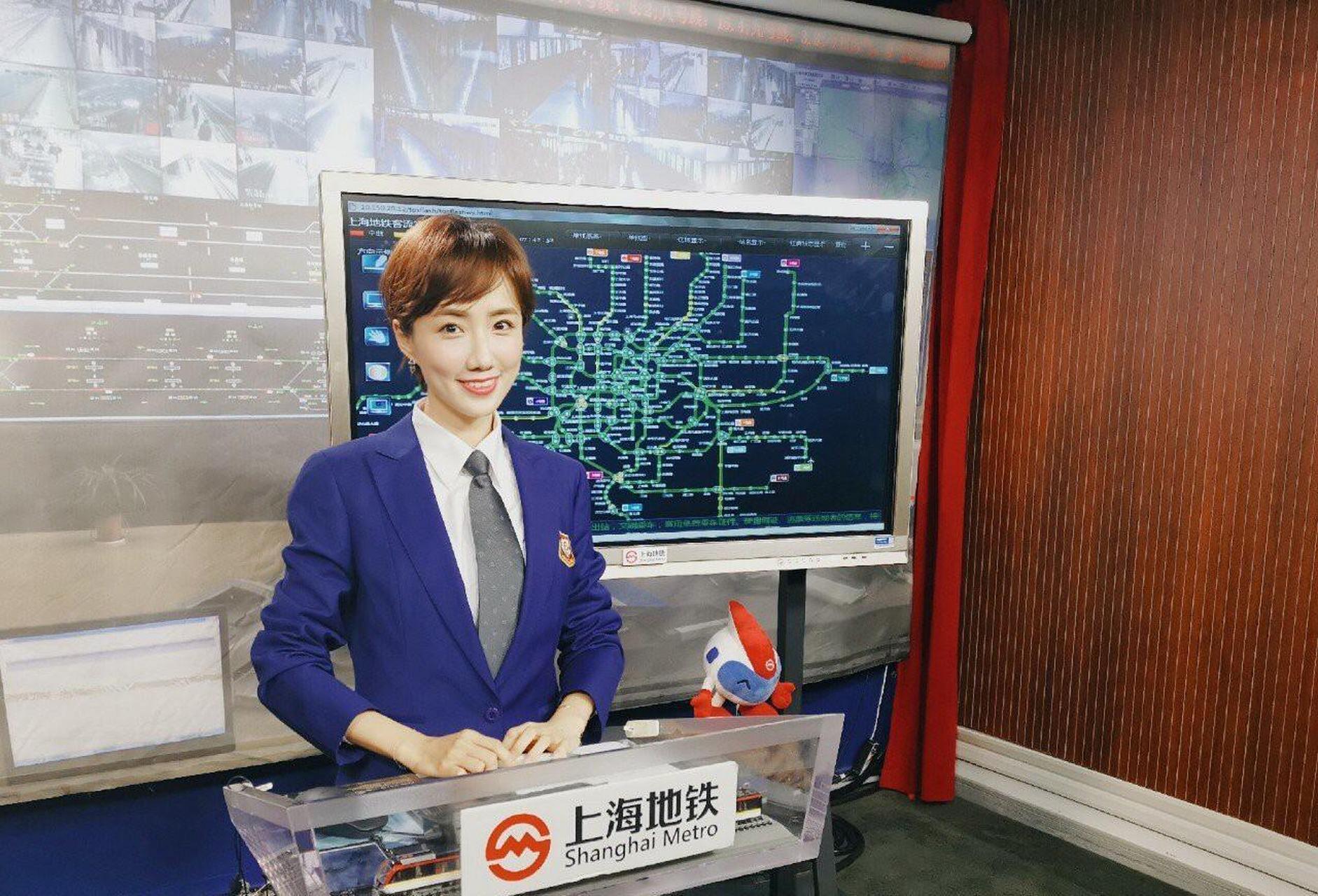 上海smg美女主持人雅静变身地铁主播!穿制服实在太美了!