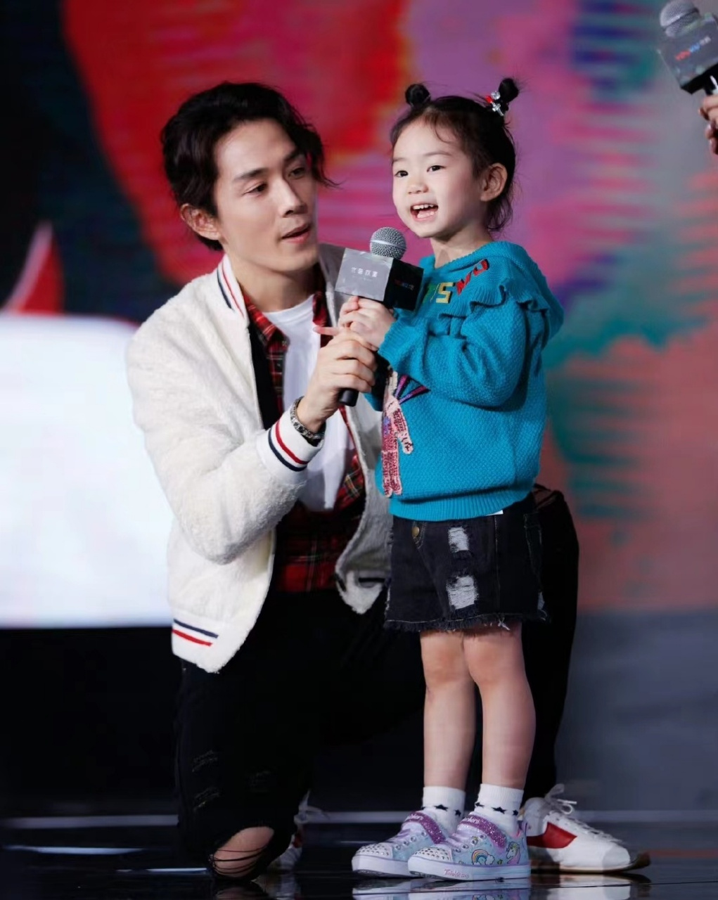 戚薇久违开演唱会,女儿也惊喜亮相,8岁的lucky颜值越来越高.