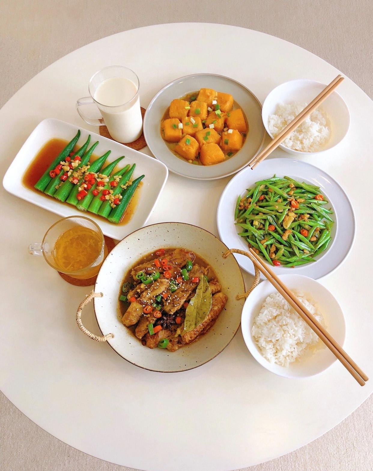 午餐|啃翅的快乐今天中午吃什么 红烧南瓜 肉末四季豆 香辣鸭翅 白灼