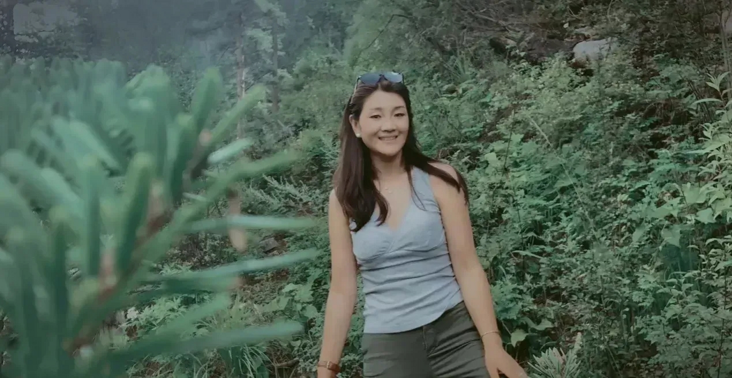 歌手降央卓玛素颜出镜户外爬山!天生丽质,清新淡雅,做最真实的自己!