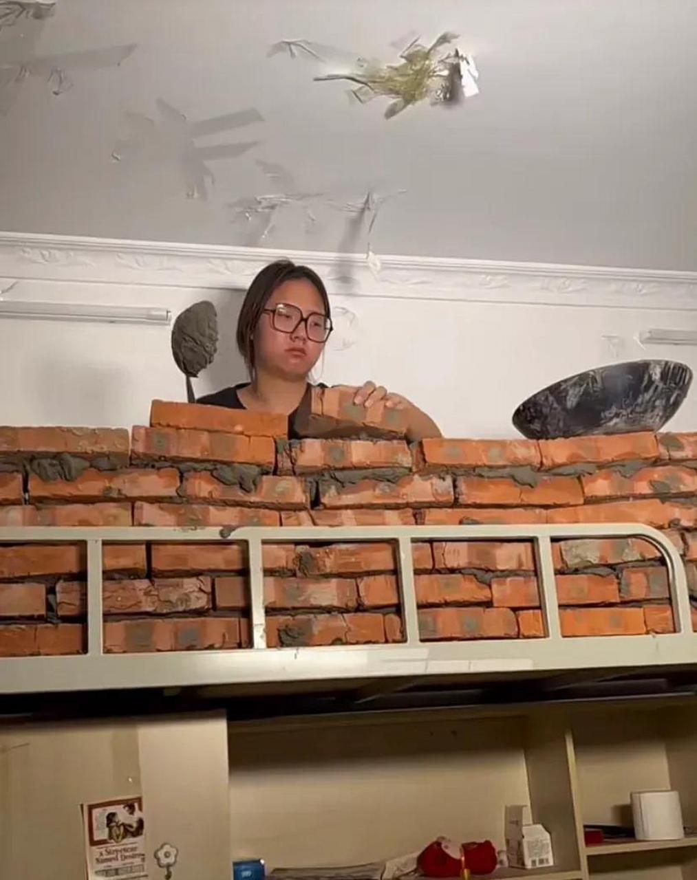 网友:大一新生晚上睡觉怕掉下床,于是自己动手用砖砌了一道墙.