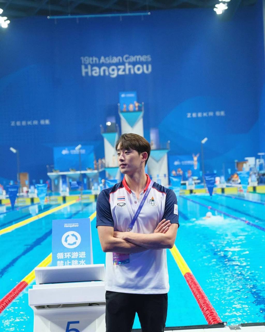 他不仅出演过热门泰剧,此前还作为运动员抽空参加了杭州亚运会的比赛.