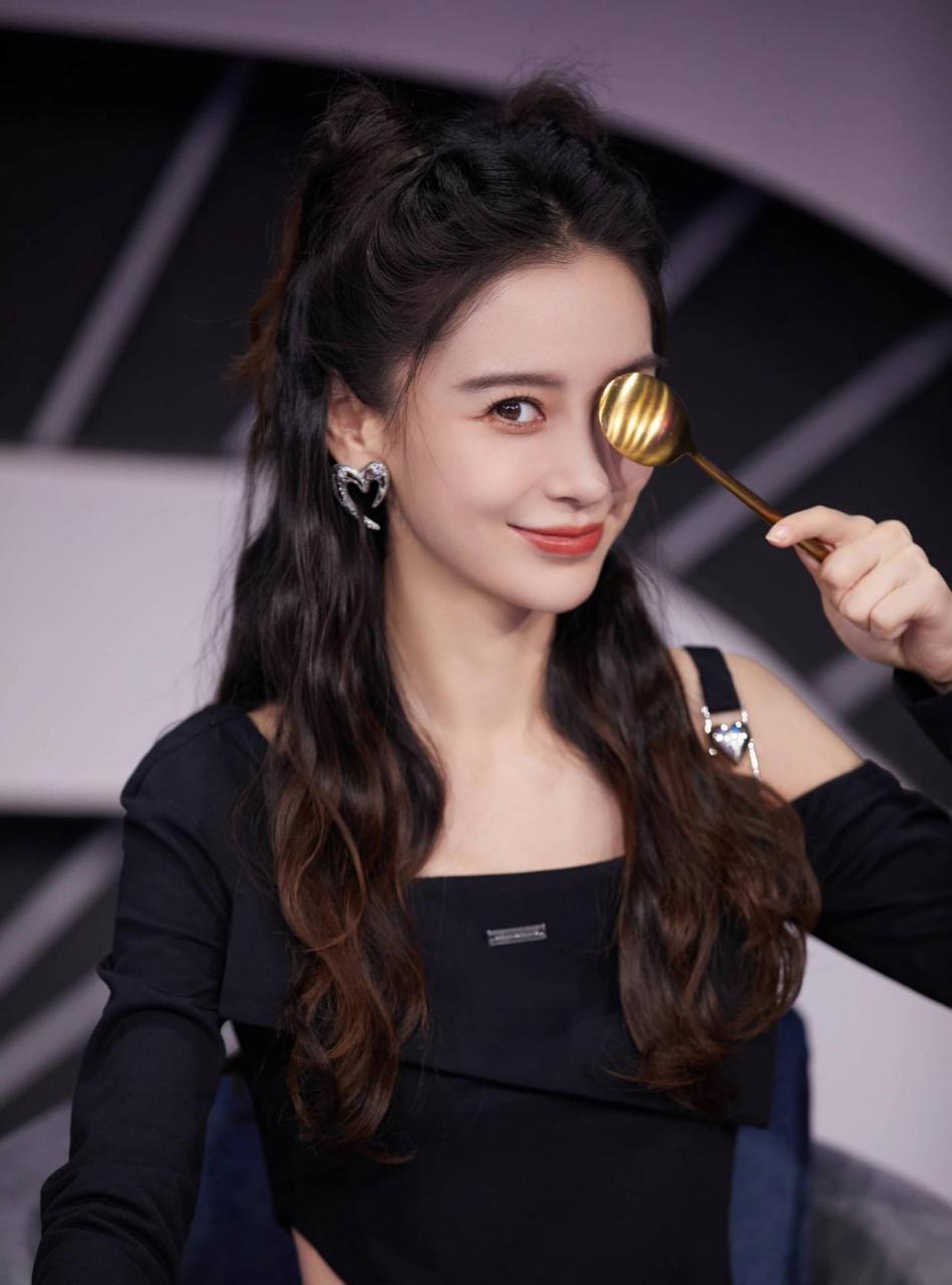 杨颖性感写真流出,着黑色短裙大秀美腿小蛮腰.