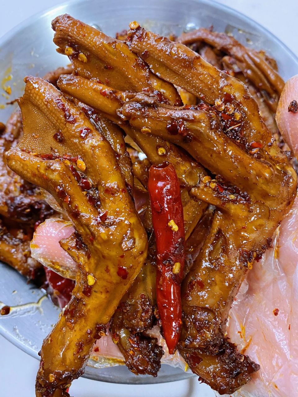 麻辣鸭爪 麻辣过瘾 一个人啃了一盘 超好吃  95食材: 鸭爪,葱姜蒜